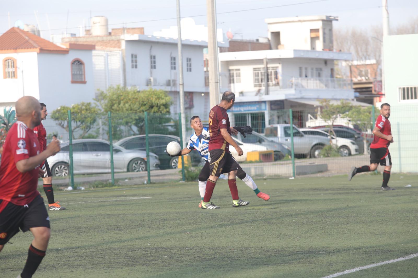 $!Aluminio y Cristales El Pollo da primer paso a final de Liga Superveteranos