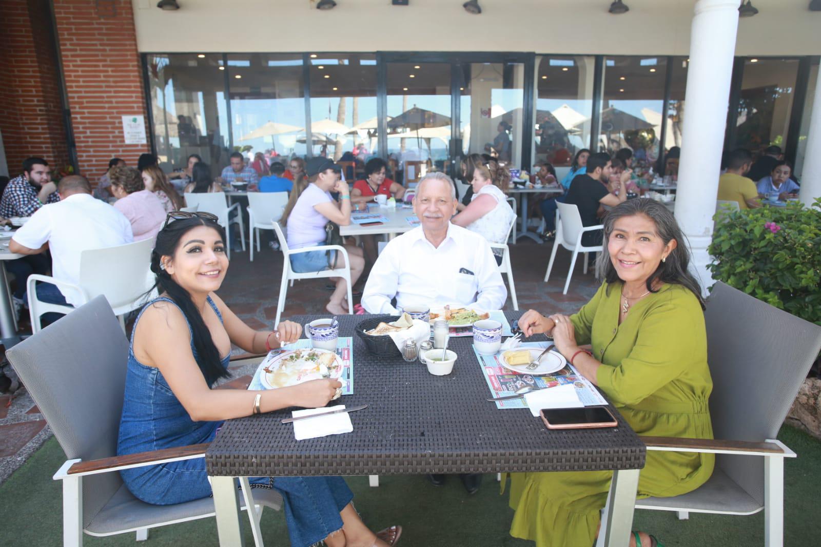 $!Hacen fila desde temprano para celebrar a sus mamás en restaurantes