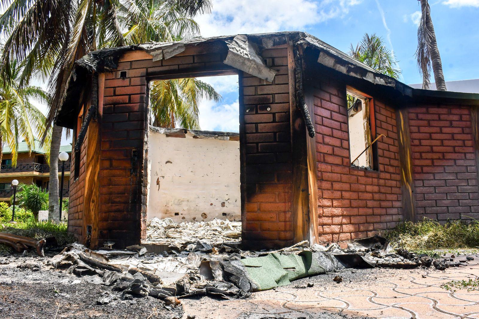 $!Los estragos del ataque armado en Altata: base sindical baleada y un hotel devastado por las llamas