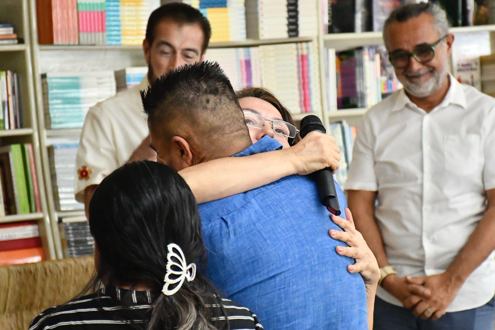 $!Familia de Isidro recibe el libro.