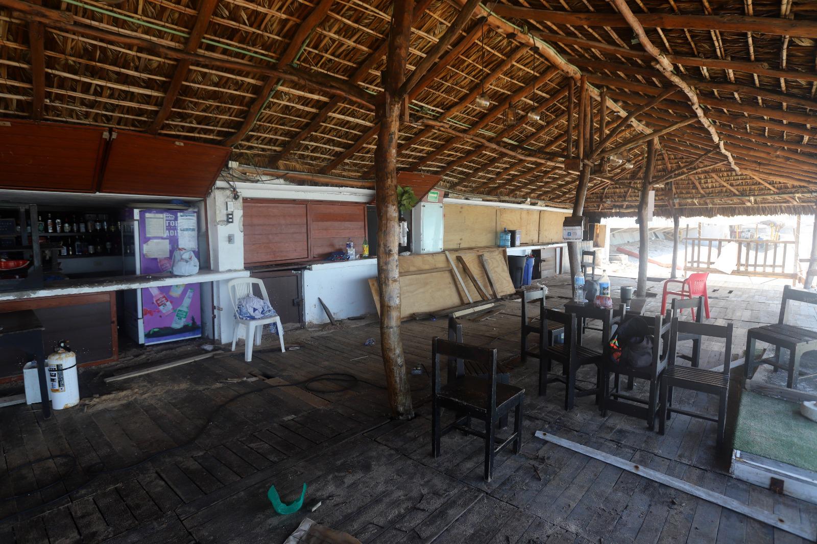 $!Playas han reducido de 30 metros a cero de frente, admiten palaperos de Mazatlán