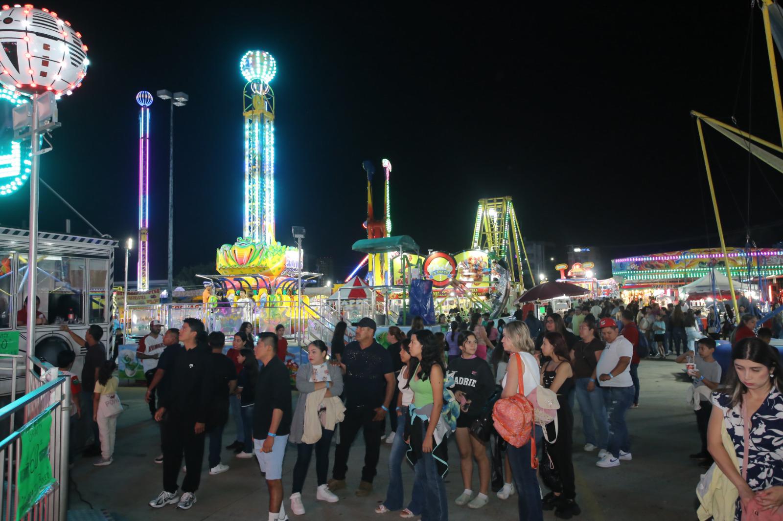 $!Disfrutan mazatlecos de una noche de diversión en el último día de la Expoferia Canaco 2025