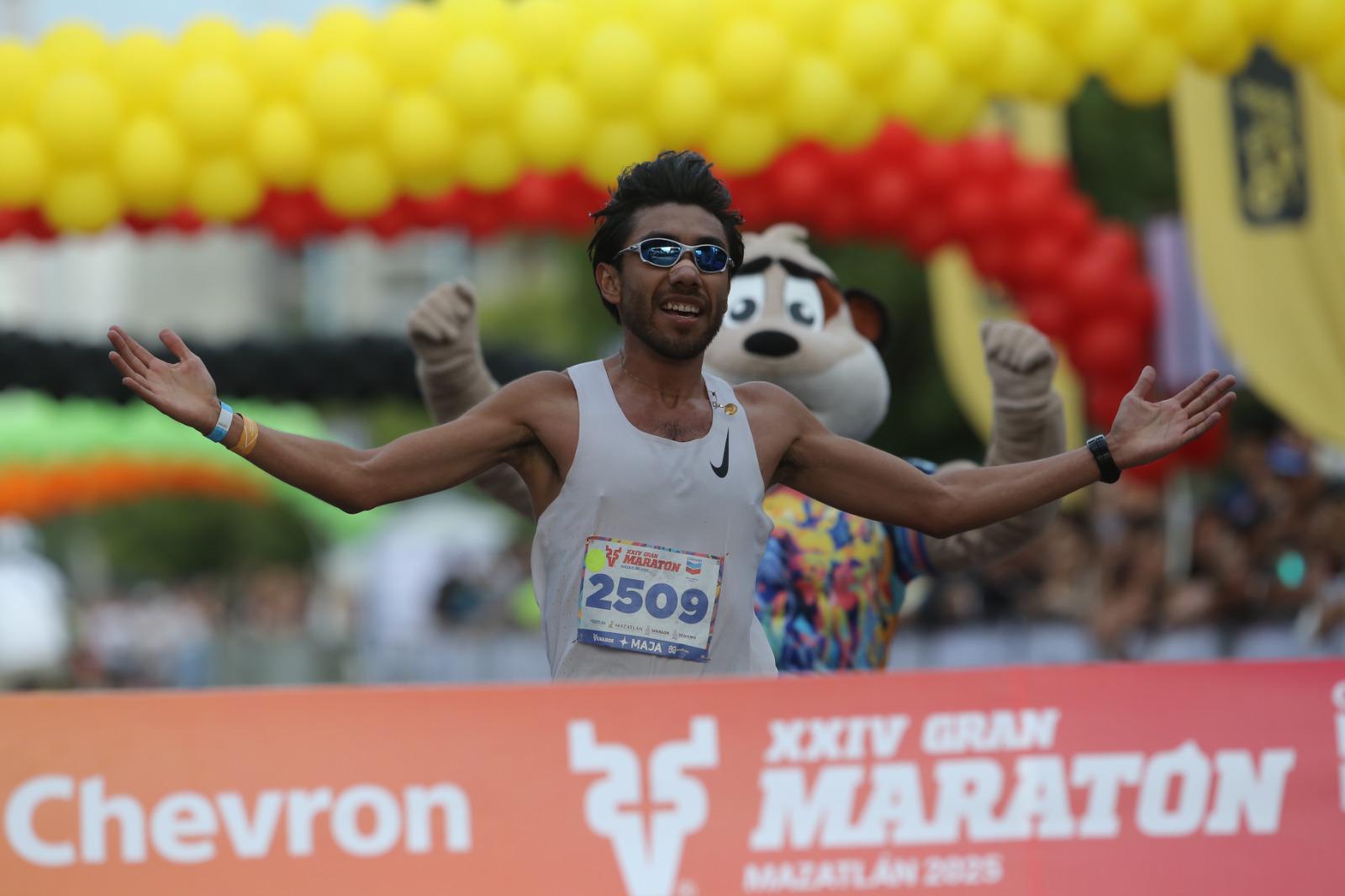 $!Laura Galván y Eduardo González superan sus límites para reinar en el Medio Maratón en Mazatlán