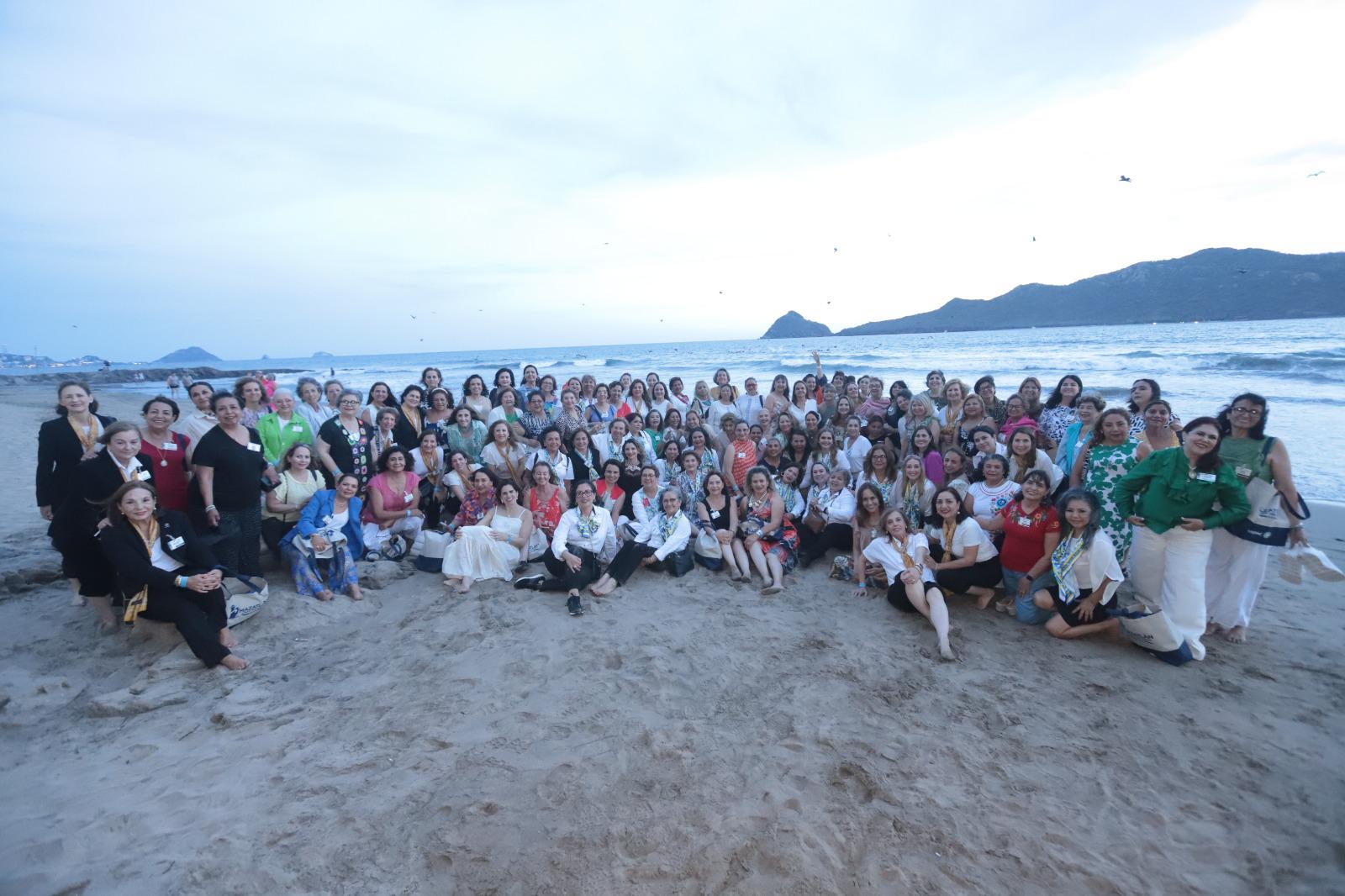 $!Las damas se tomaron una fotografía sobre la arena.