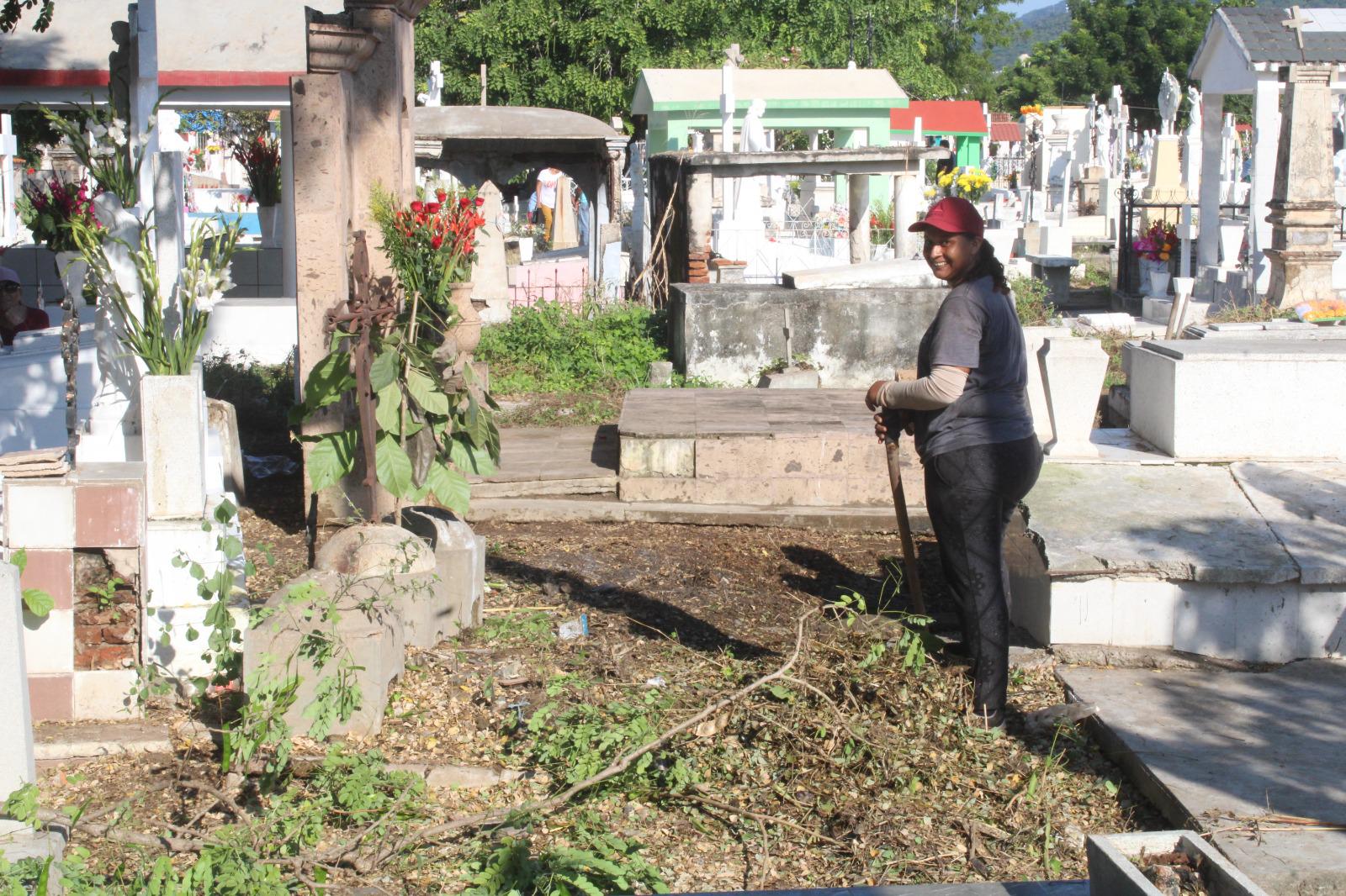 $!Ana Isabel, madre de familia que encuentra sustento en la limpieza de tumbas en El Rosario