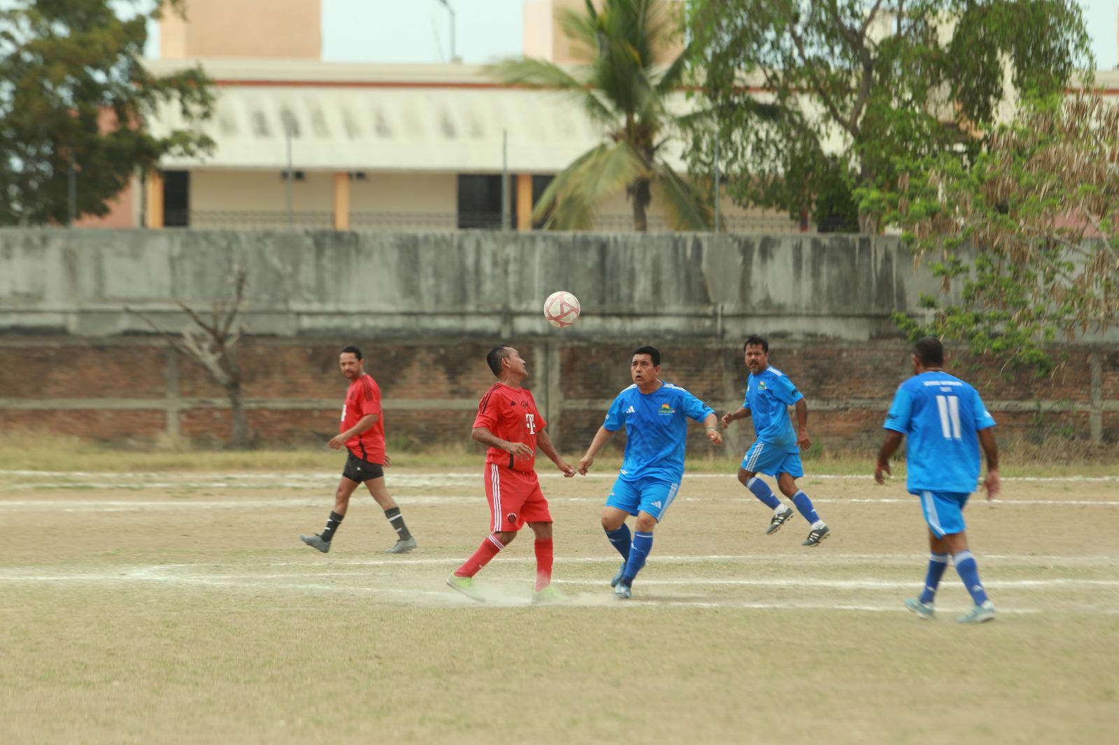 $!Servigrúas acecha liderato de Torneo de Futbol Veteranos Diamante