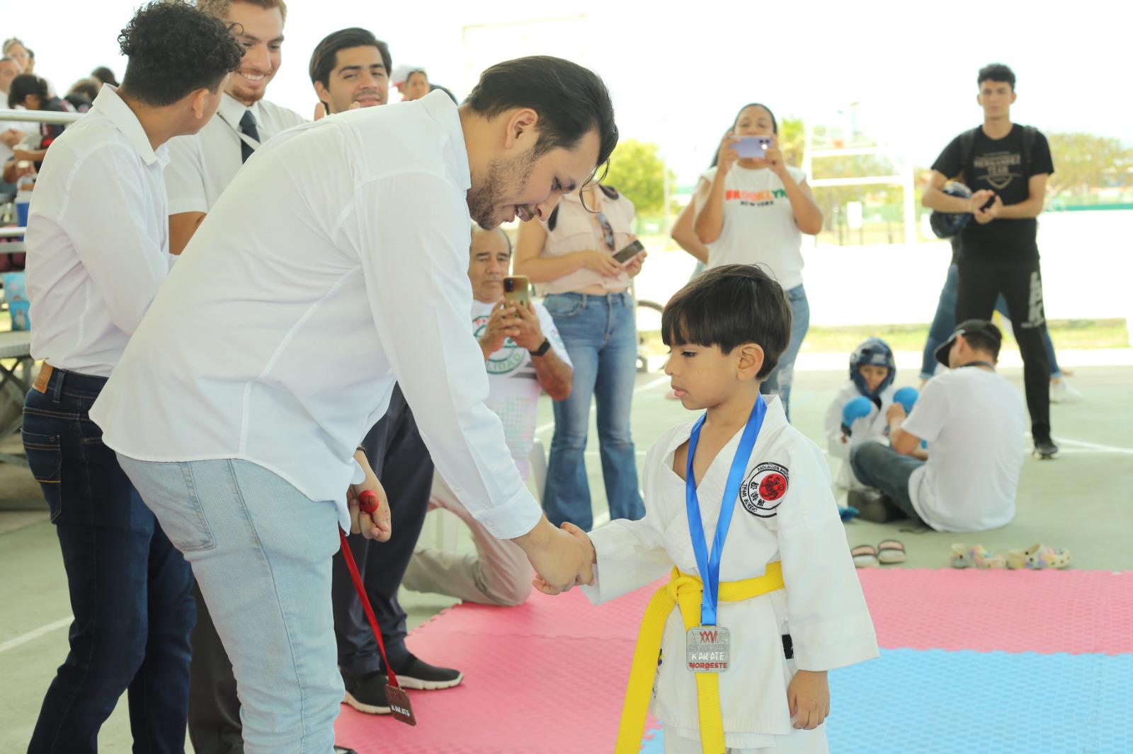 $!Muy contentos los participantes recibieron sus medallas y diplomas.