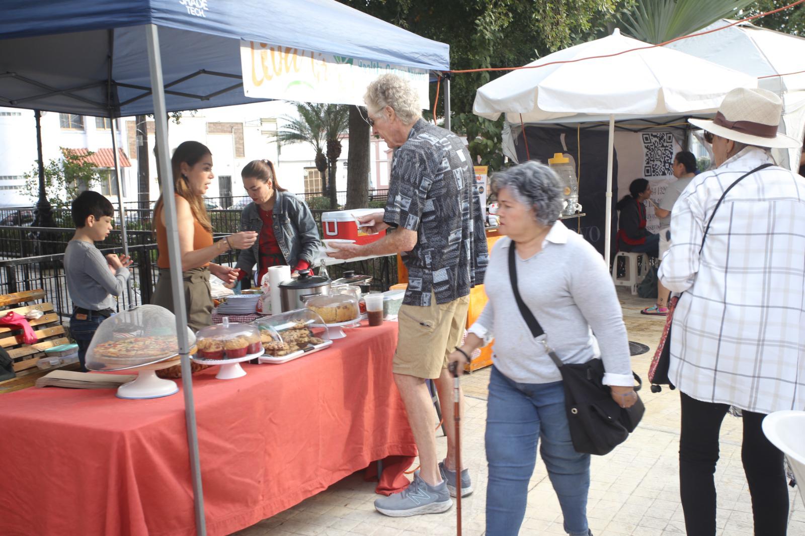$!Entre compras saludables y rock clásico, el Mercado Orgánico de Mazatlán registra una concurrida jornada