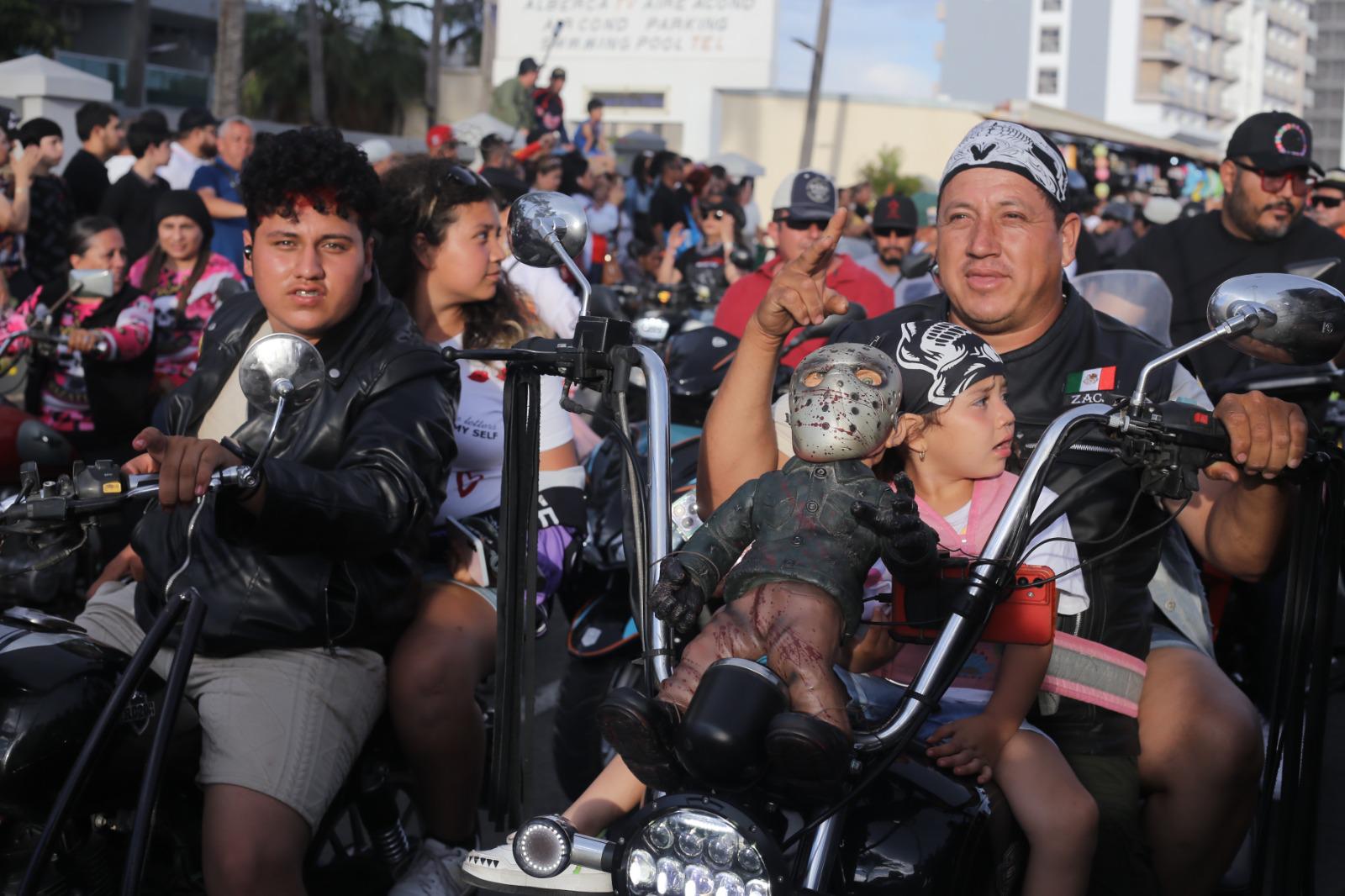 $!Rugen los motores en el magno desfile de la Semana de la Moto Mazatlán 2026