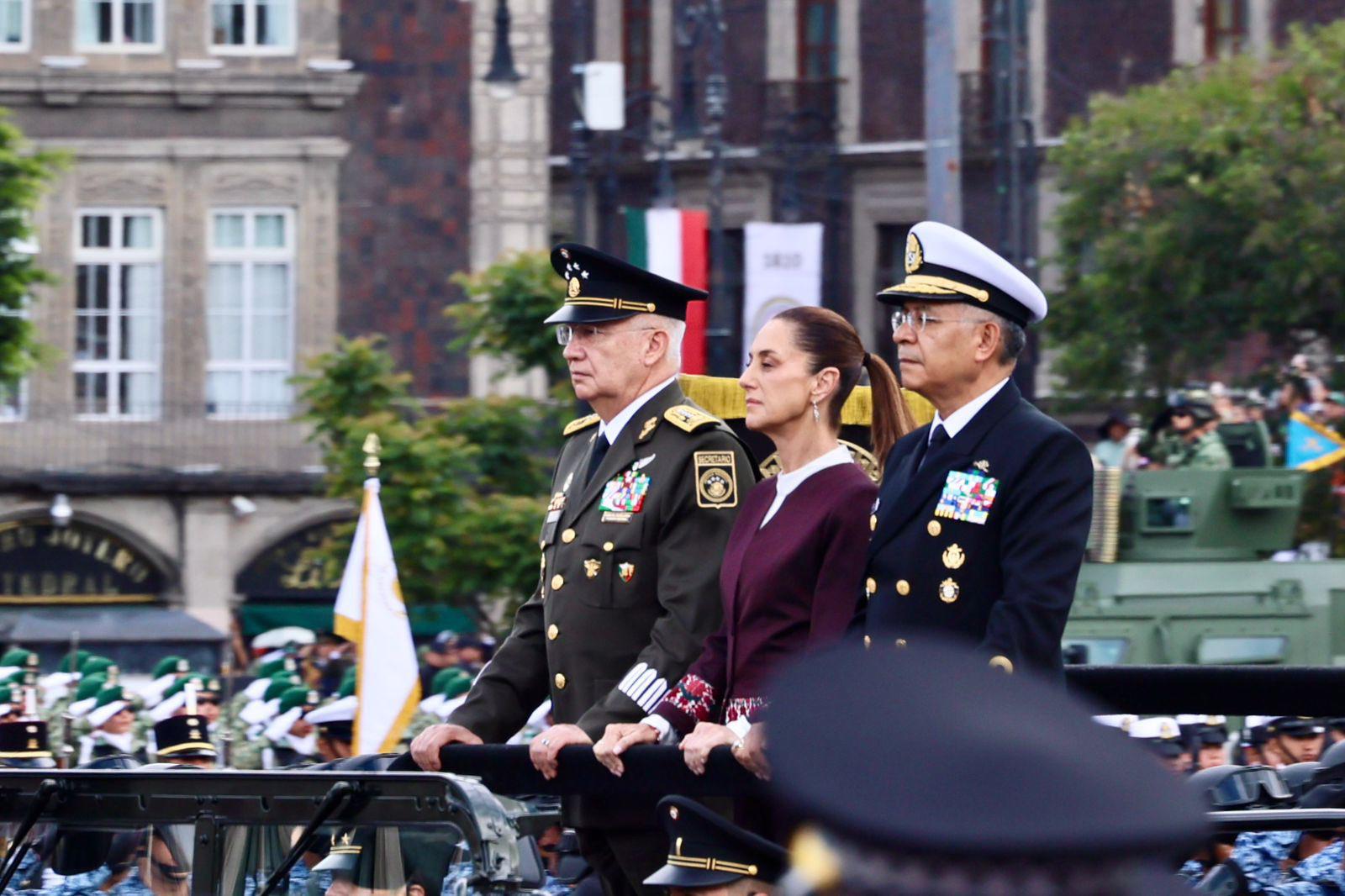 $!Fuerzas Armadas desfilan, por primera vez, ante una Presidenta de la República