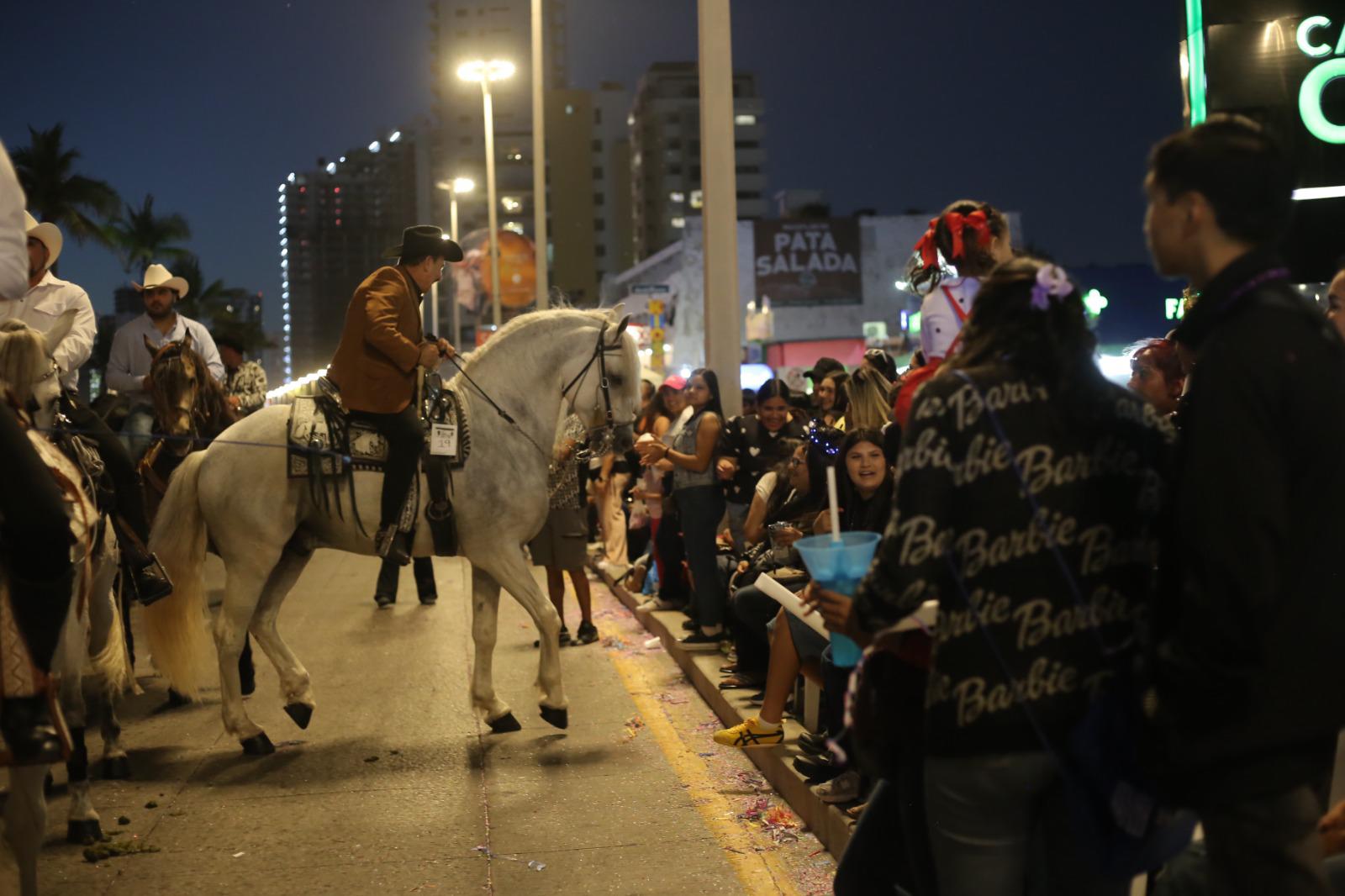 $!A la sombra del atardecer, cierra Mazatlán su Carnaval con un emotivo desfile
