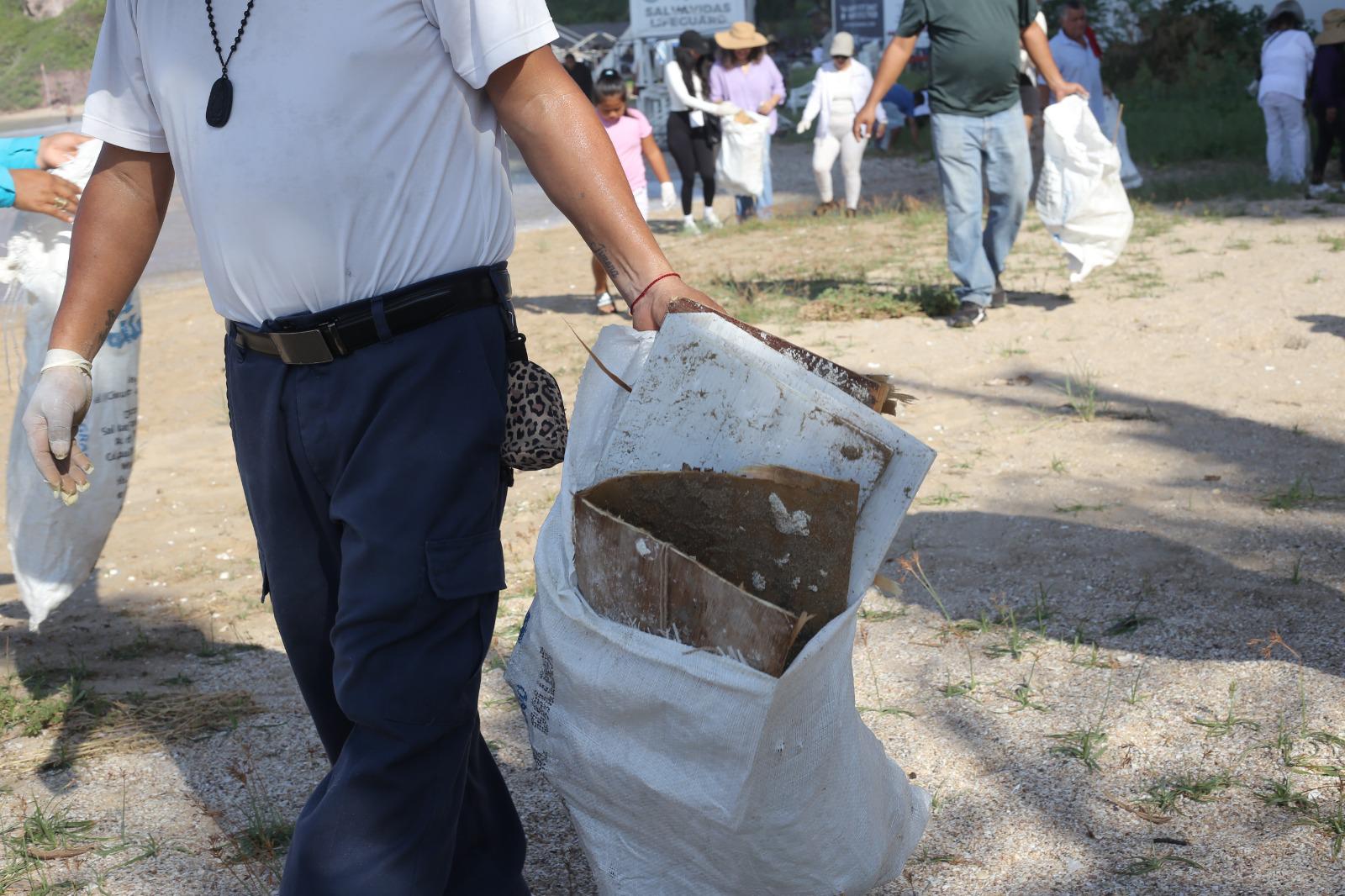 $!Suman esfuerzos Semarnat y Sectur por la limpieza y conservación de playas en Mazatlán