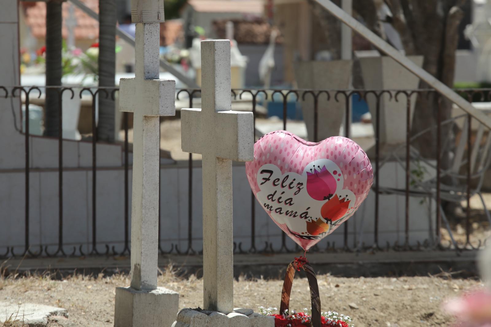 $!Mazatlecos se dan cita en panteones de la ciudad para festejar a las mamás del cielo