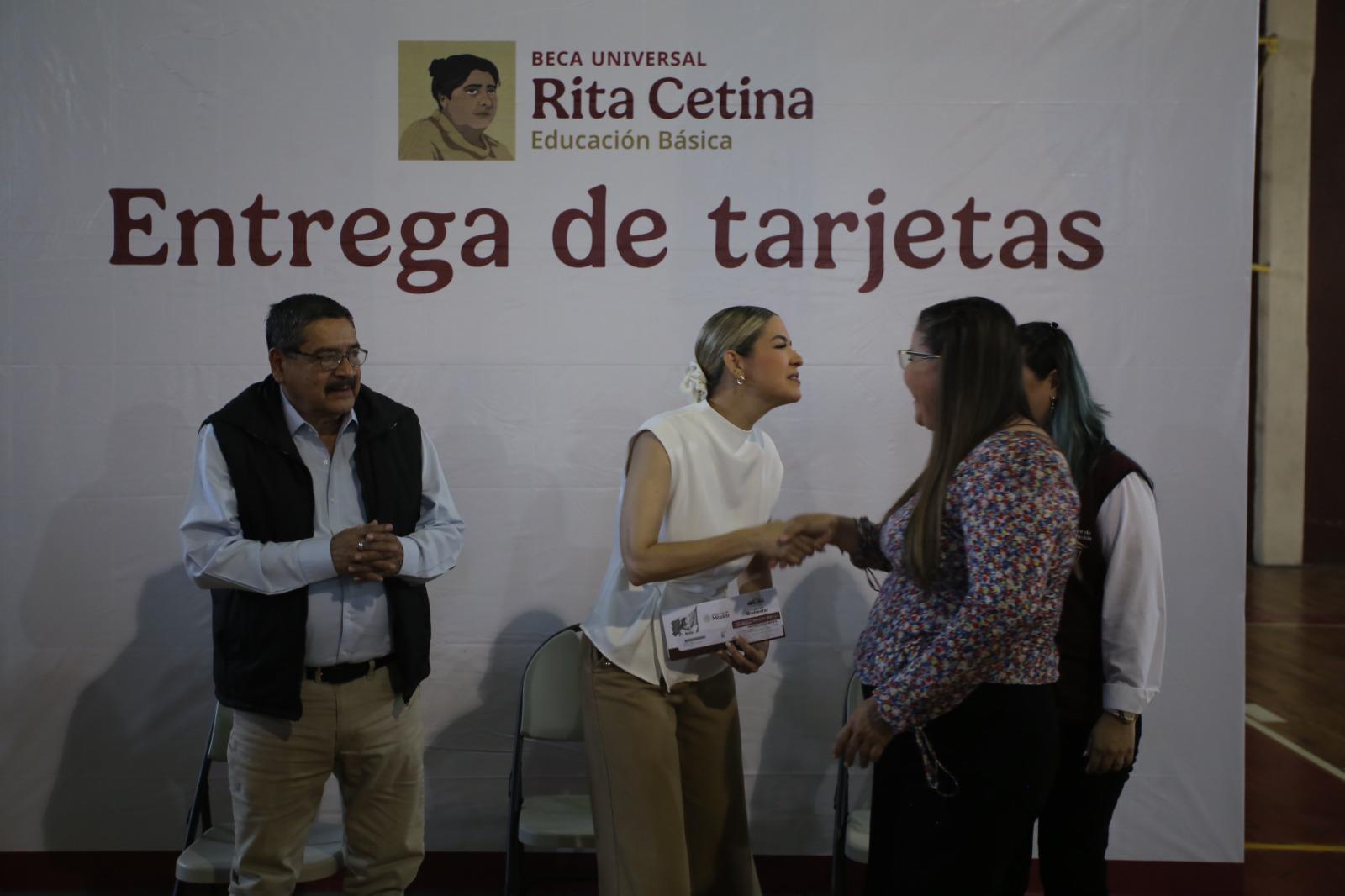 $!Reciben estudiantes de la ETI 5 526 tarjetas de la beca universal Rita Cetina
