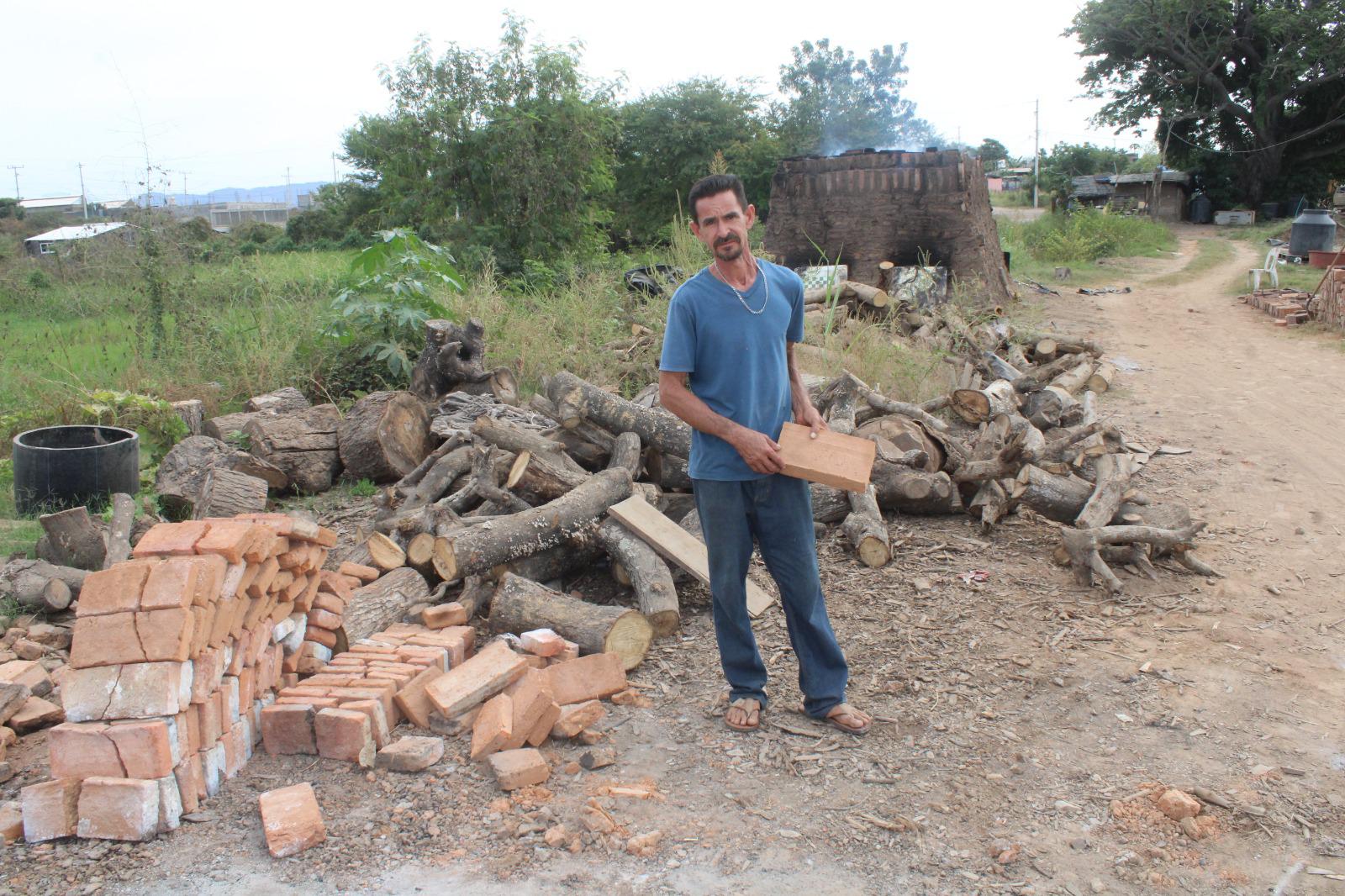$!Víctor mantiene el oficio de hacer ladrillos en Rosario que le heredaron padre y abuelo