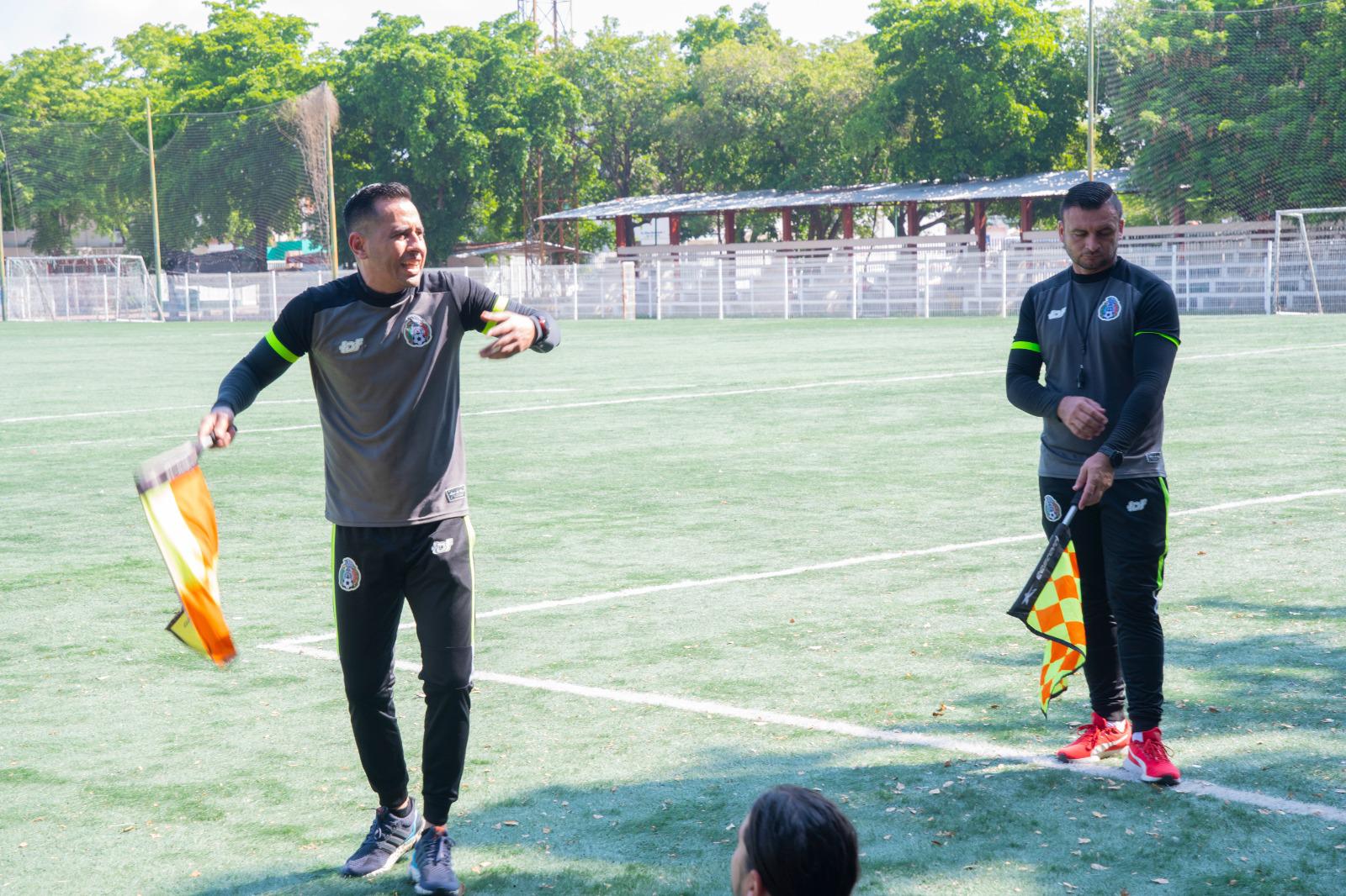 $!Imparte Imdec capacitación para árbitros del Sector Popular de Culiacán