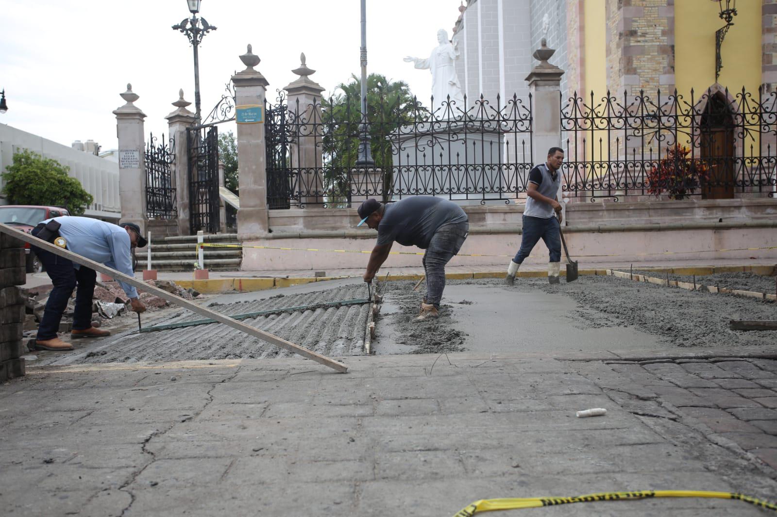 $!Construyen otro paso peatonal elevado en Mazatlán, ahora afuera de Catedral
