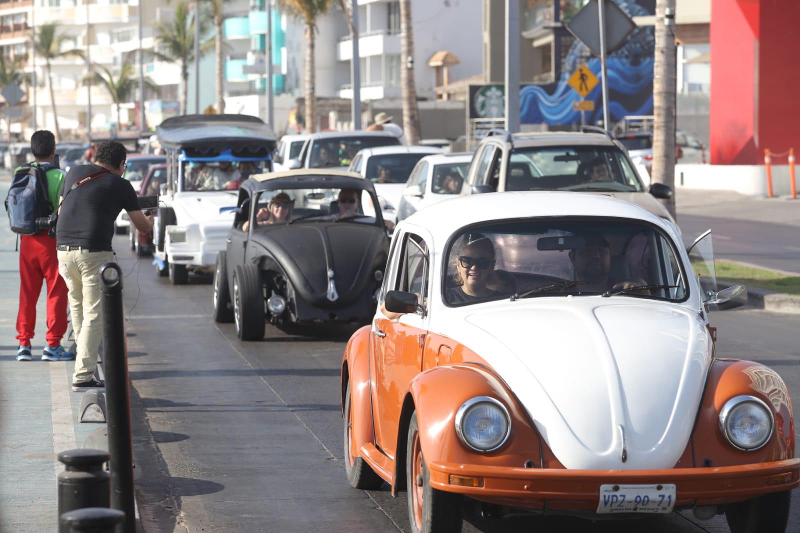 $!Cientos de automóviles Volkswagen desfilan en Mazatlán