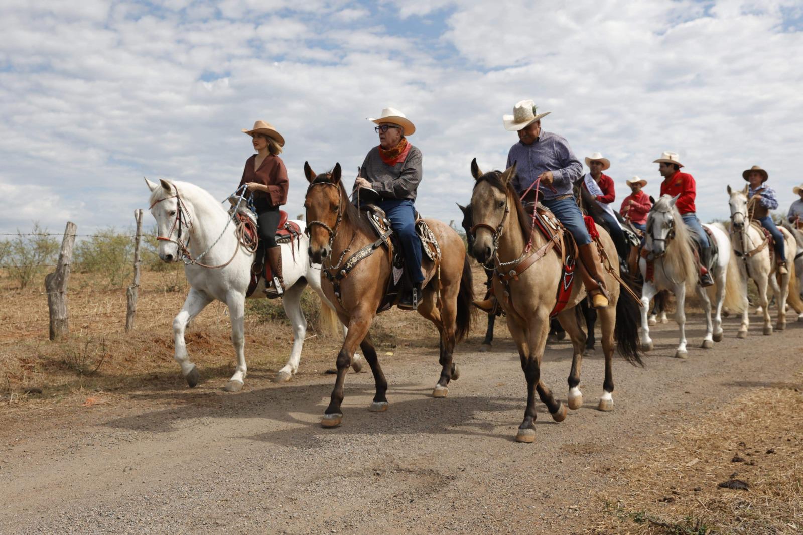 $!Rocha Moya y Estrella Palacios participan en la tradicional cabalgata de los Escobar en Mazatlán