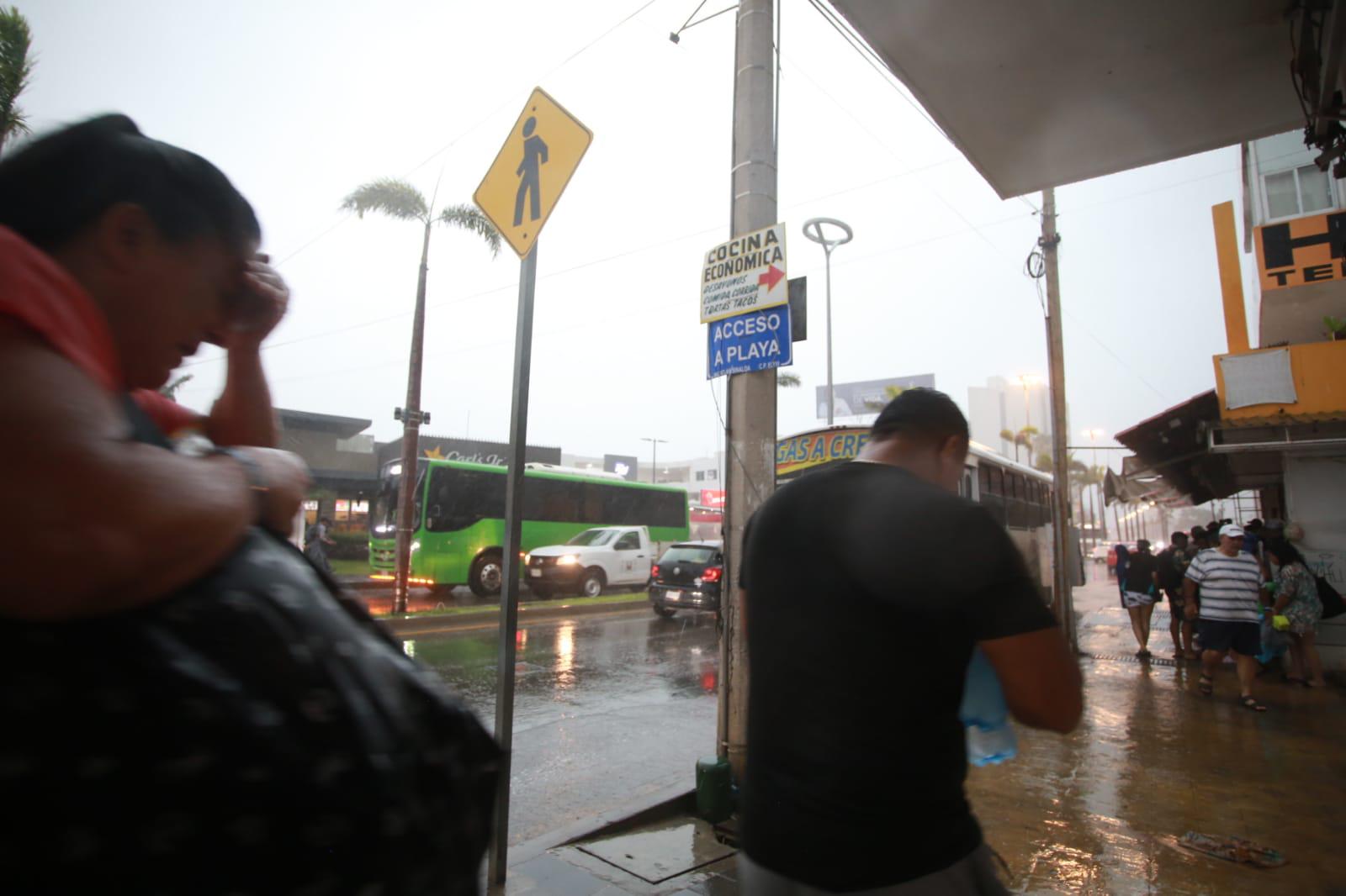 $!Azota fuerte viento y lluvia a Mazatlán