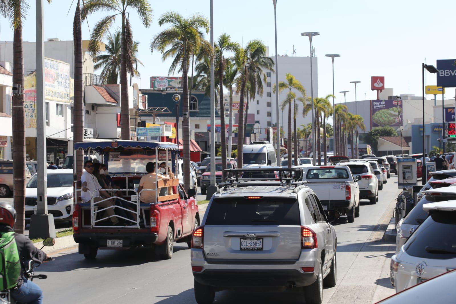$!Turistas disfrutan del Faro, malecón, Zona Dorada y playas de Mazatlán; el tráfico aumenta y en tramos colapsa