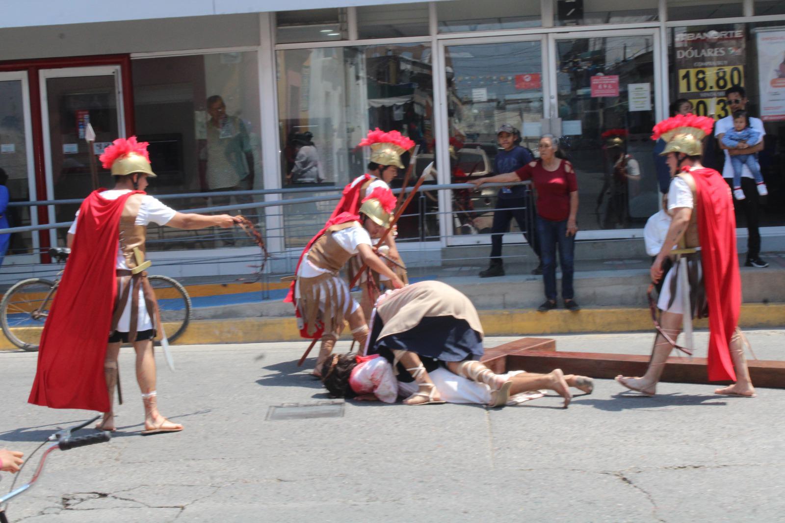 $!Reviven la pasión de Cristo en el ya tradicional Viacrucis viviente, en El Rosario