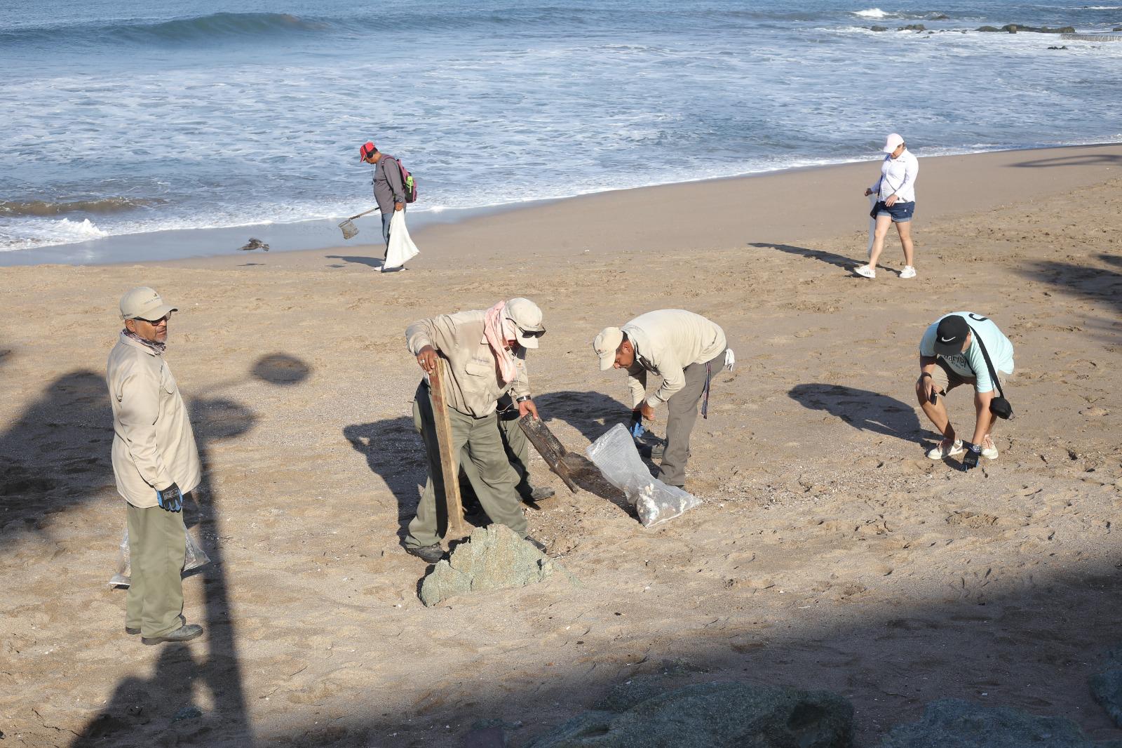 $!Retiran 160 costales de basura durante jornada de limpieza en Mazatlán