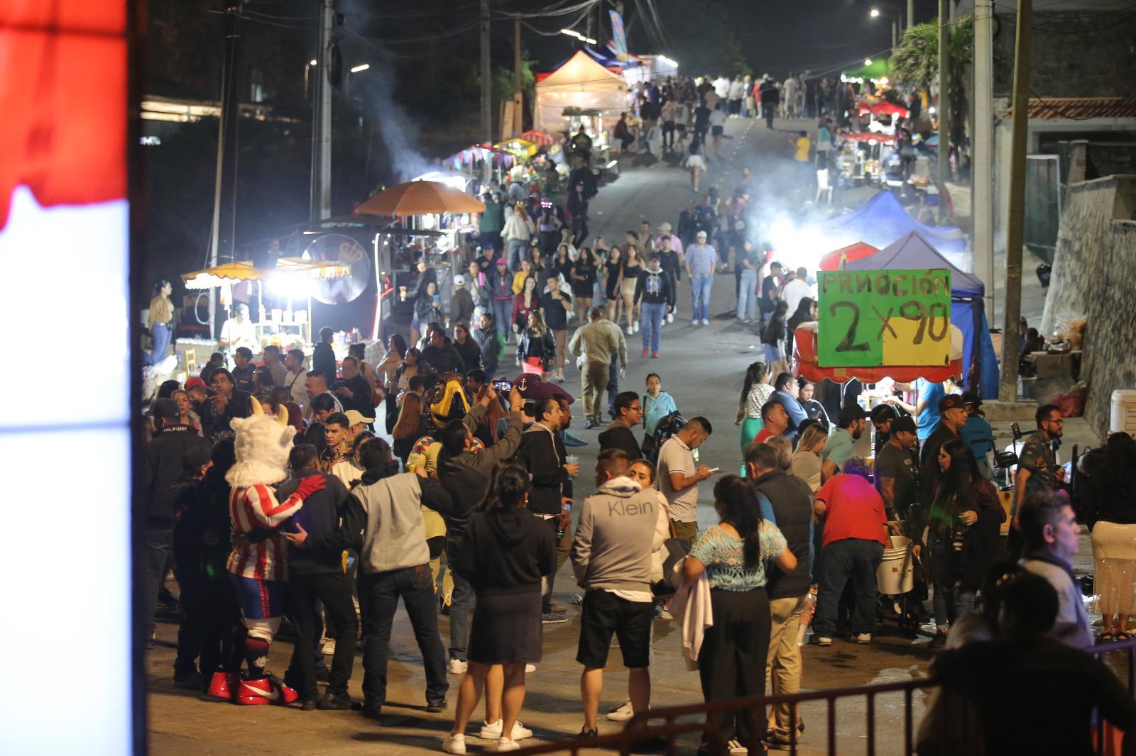 $!Acuden miles de personas del Carnaval a Olas Altas y la Plazuela Machado