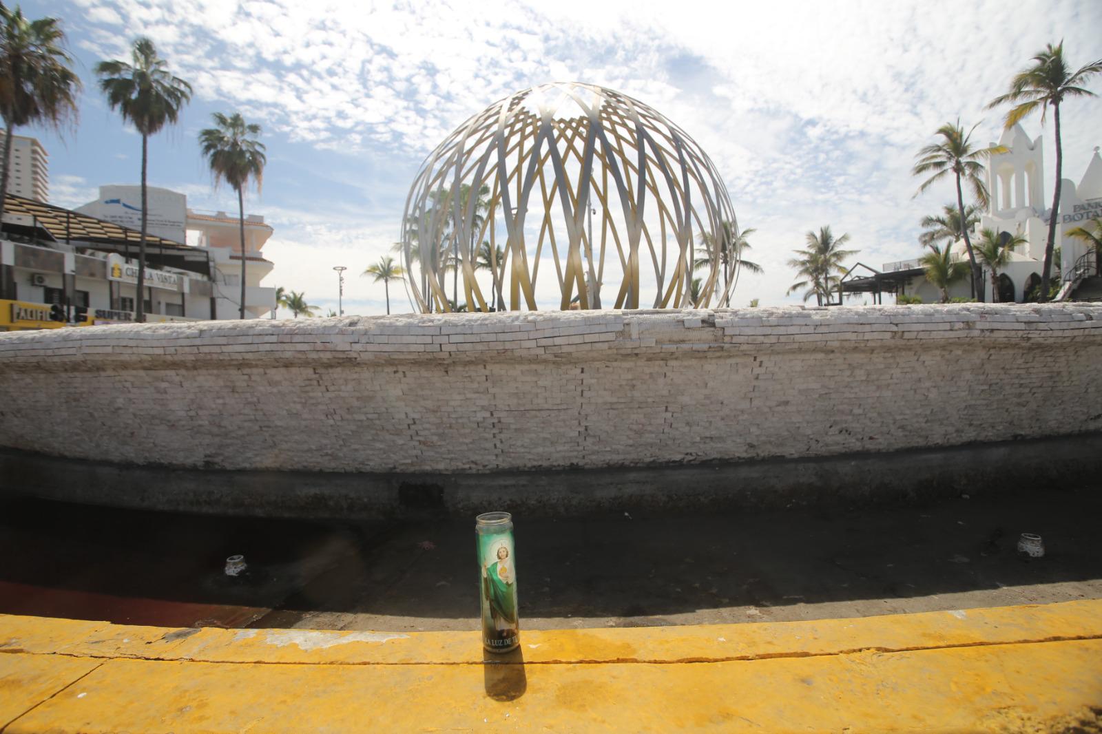 $!Muestra glorieta ‘La Perla del Pacífico’ huellas del accidente automovilístico del fin de semana, en Mazatlán