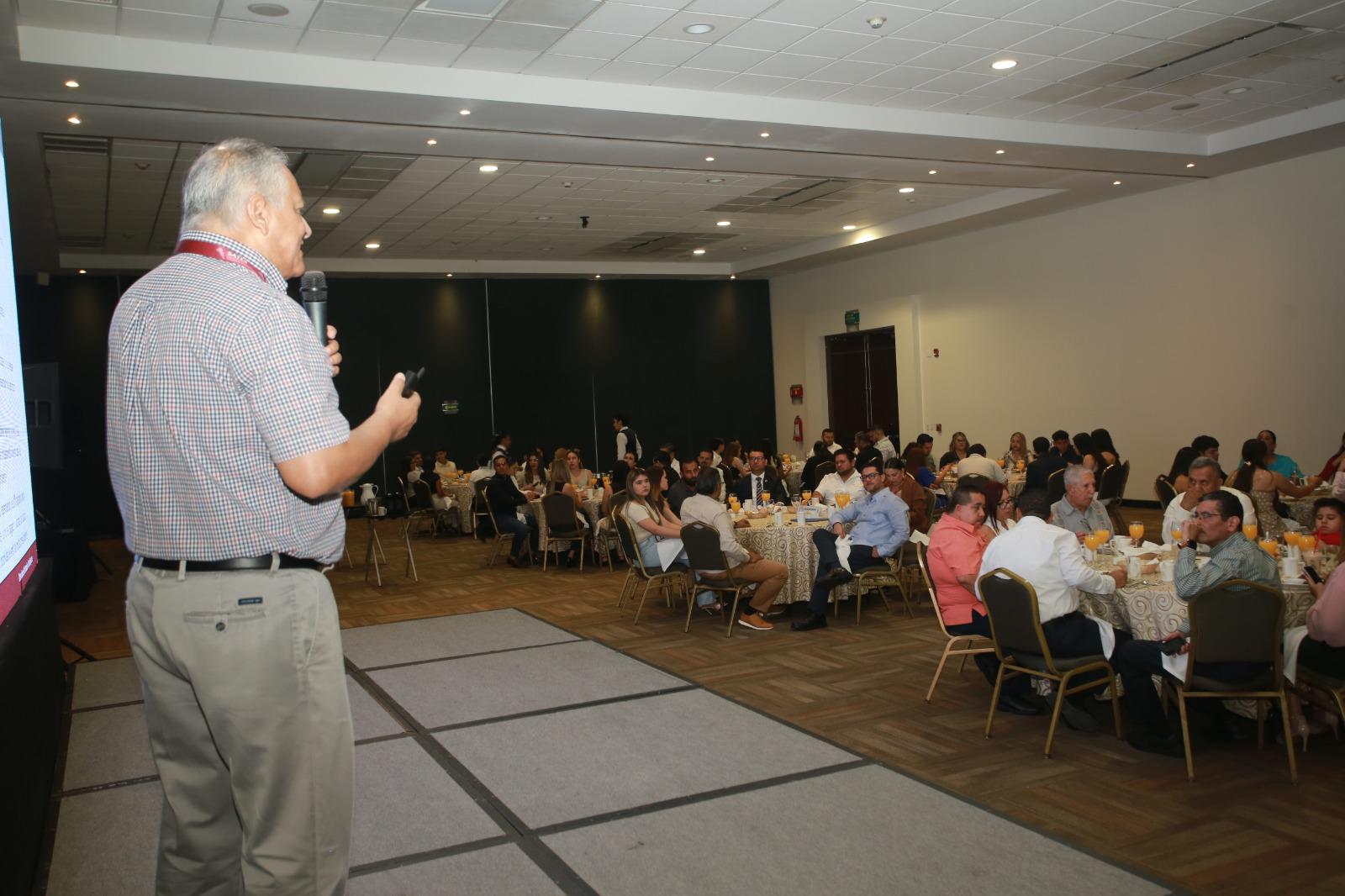 $!Con ponencia magistral, celebran profesionistas de Mazatlán el Día del Contador
