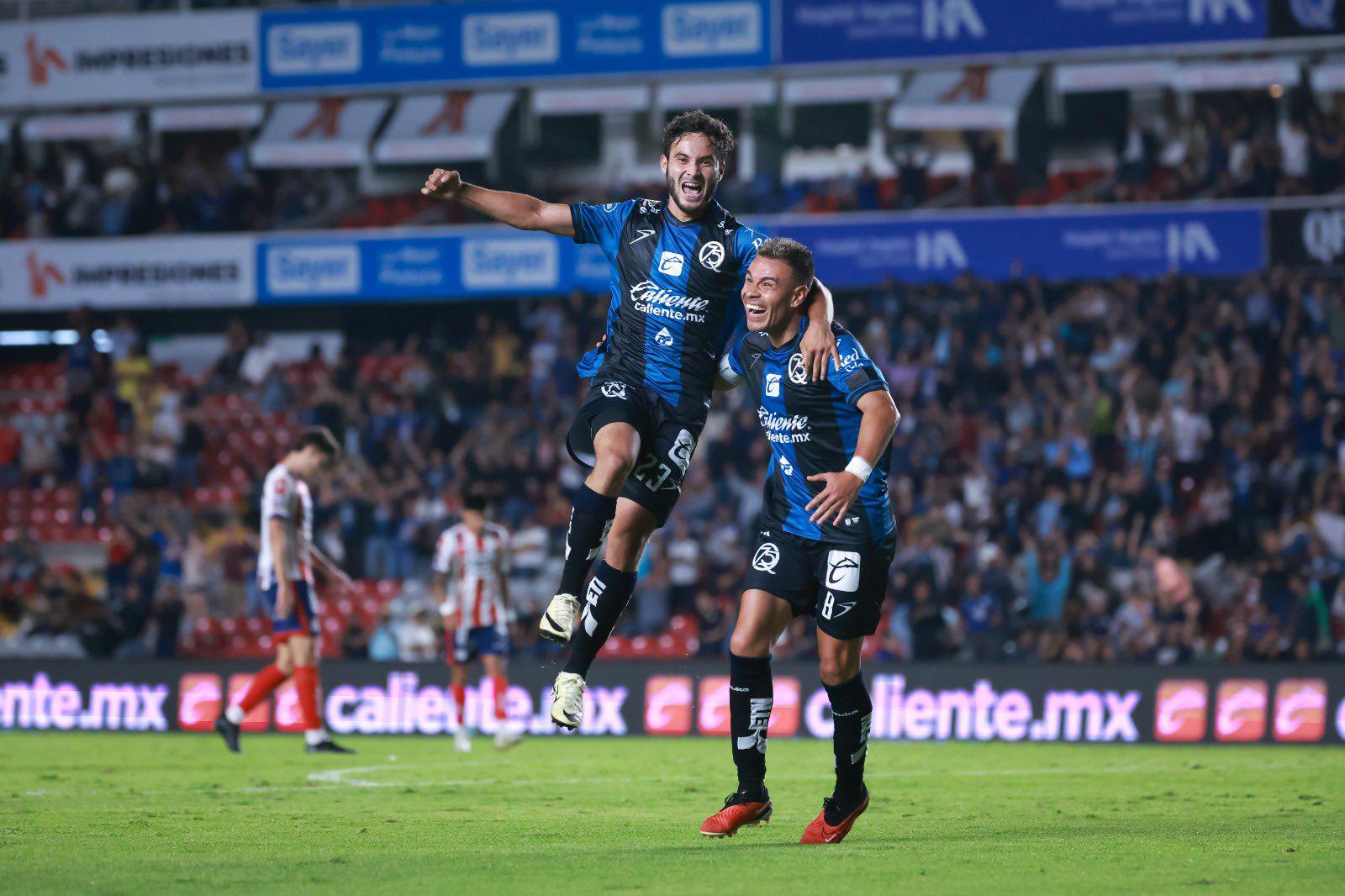 $!Querétaro remonta en casa y vence 3-2 a San Luis con penal agónico en el Clásico de la 57