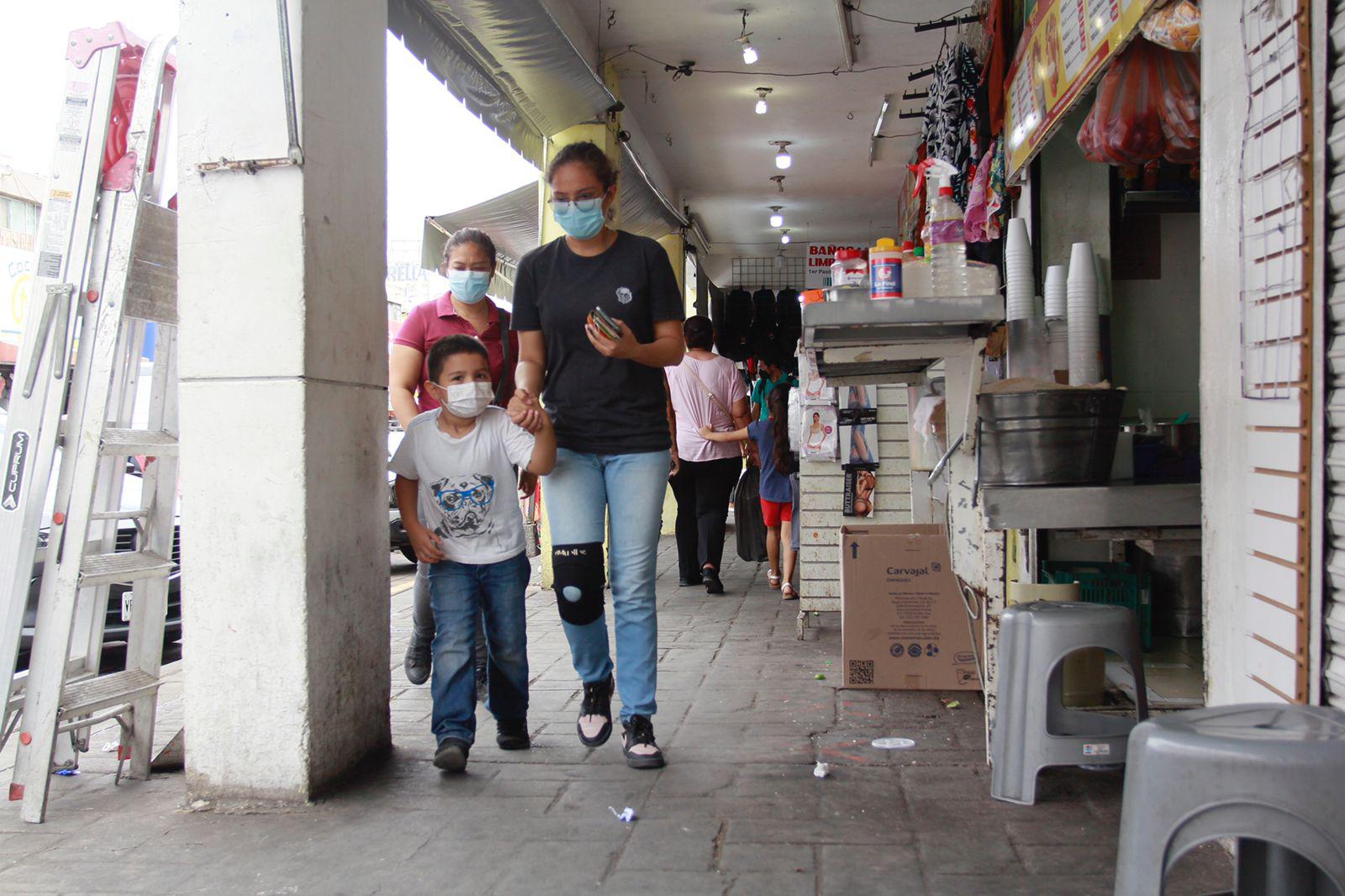$!En Culiacán, cientos de comercios ambulantes y establecidos invaden las banquetas del Centro