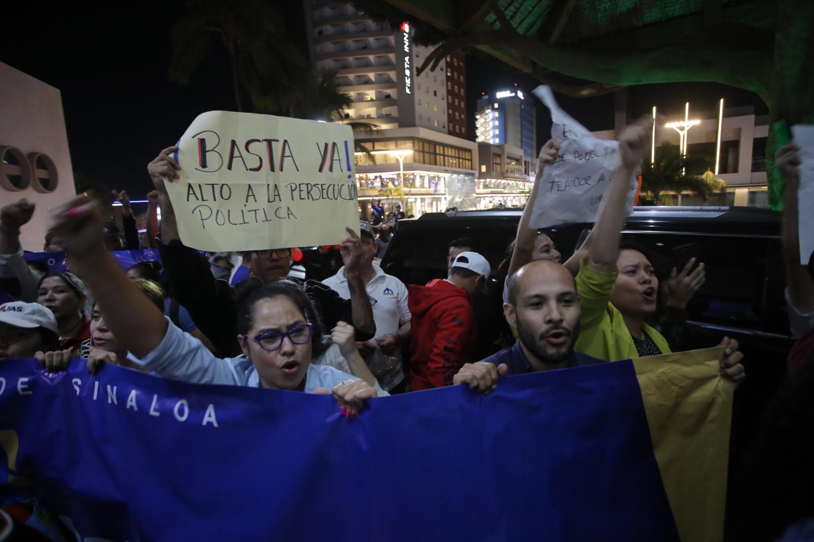 $!Increpan manifestantes de la UAS y desplazados a López Obrador y se meten al hotel El Cid