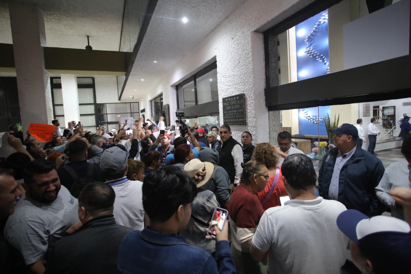$!Increpan manifestantes de la UAS y desplazados a López Obrador y se meten al hotel El Cid