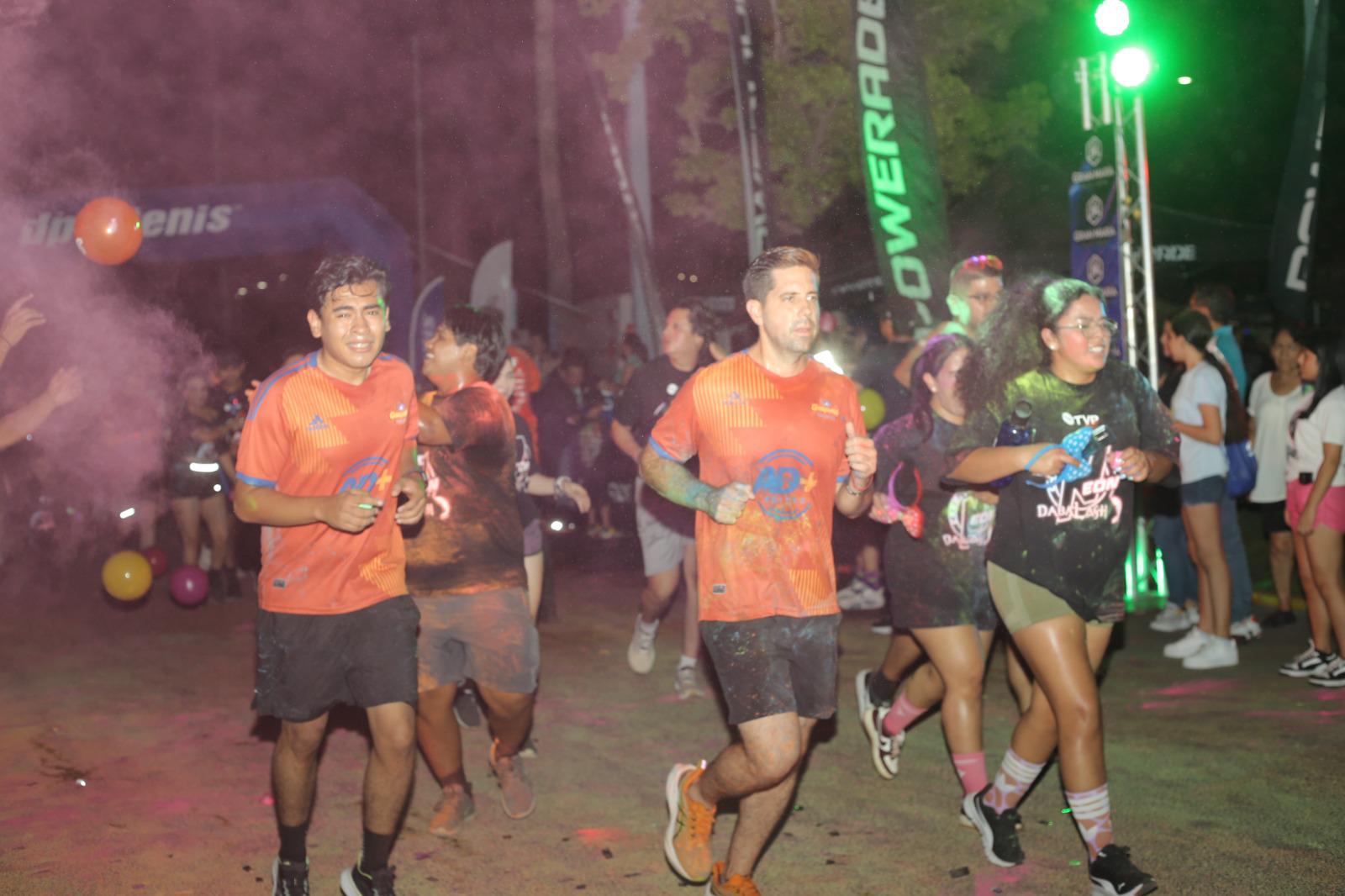 $!Mazatlecos y turistas disfrutan de fiesta de color en Carrera Neón TVP