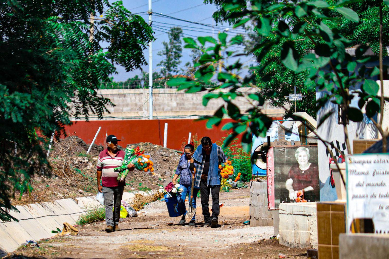 $!Culiacán inicia la celebración del Día de Muertos con flores y ofrendas en los panteones
