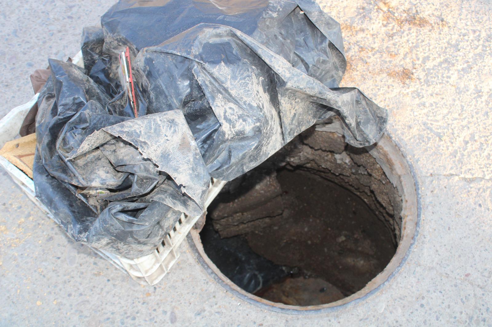 $!Piden vecinos de la calle Pedro Vargas en Rosario atender coladera abierta