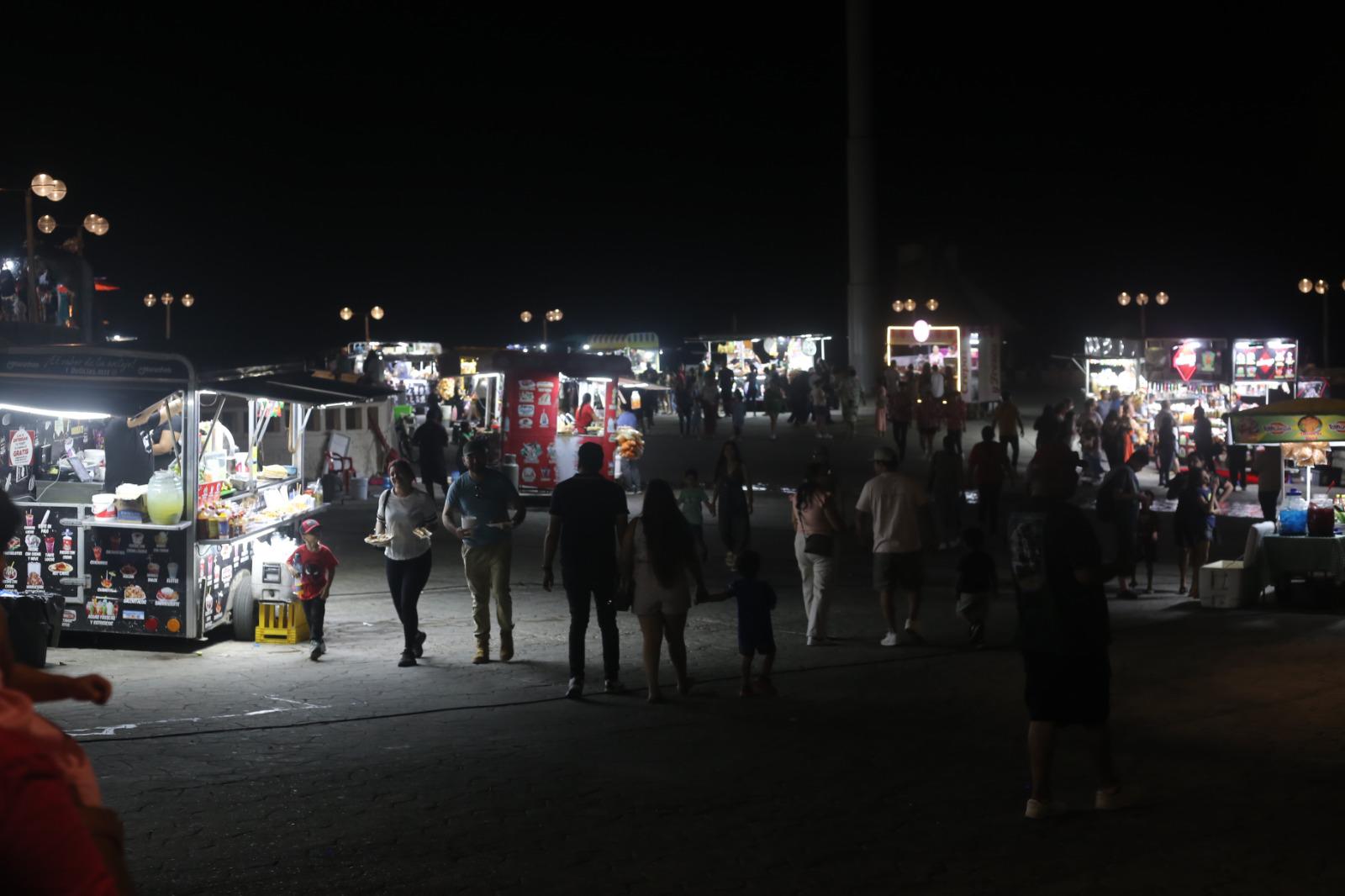 $!Pese a campañas negativas, locales y turistas disfrutan de la Glorieta Sánchez Taboada en Mazatlán