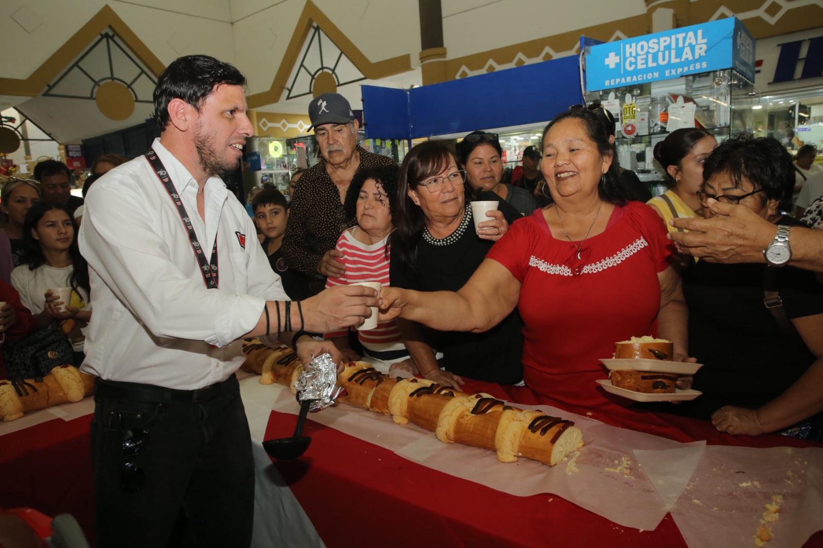 $!Casa Ley del Mar endulzó a sus clientes con mega rosca y chocolate, en el Día de Reyes