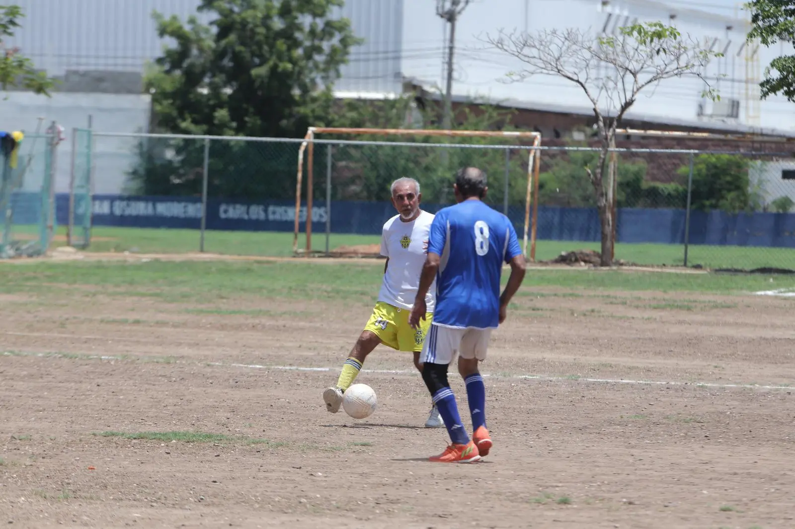 $!Servigrúas sacude fuertemente a Telmex en Liga Veteranos Platino Plus
