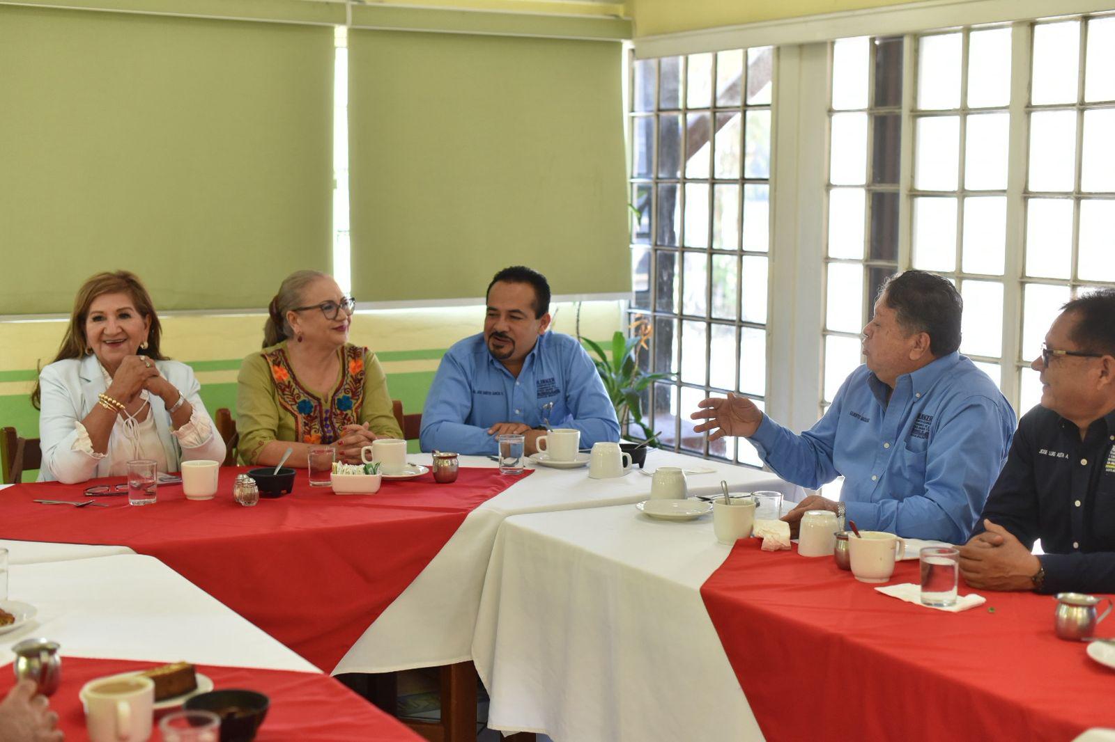 $!Tere Guerra se reúne con gremio de transportistas de Mazatlán