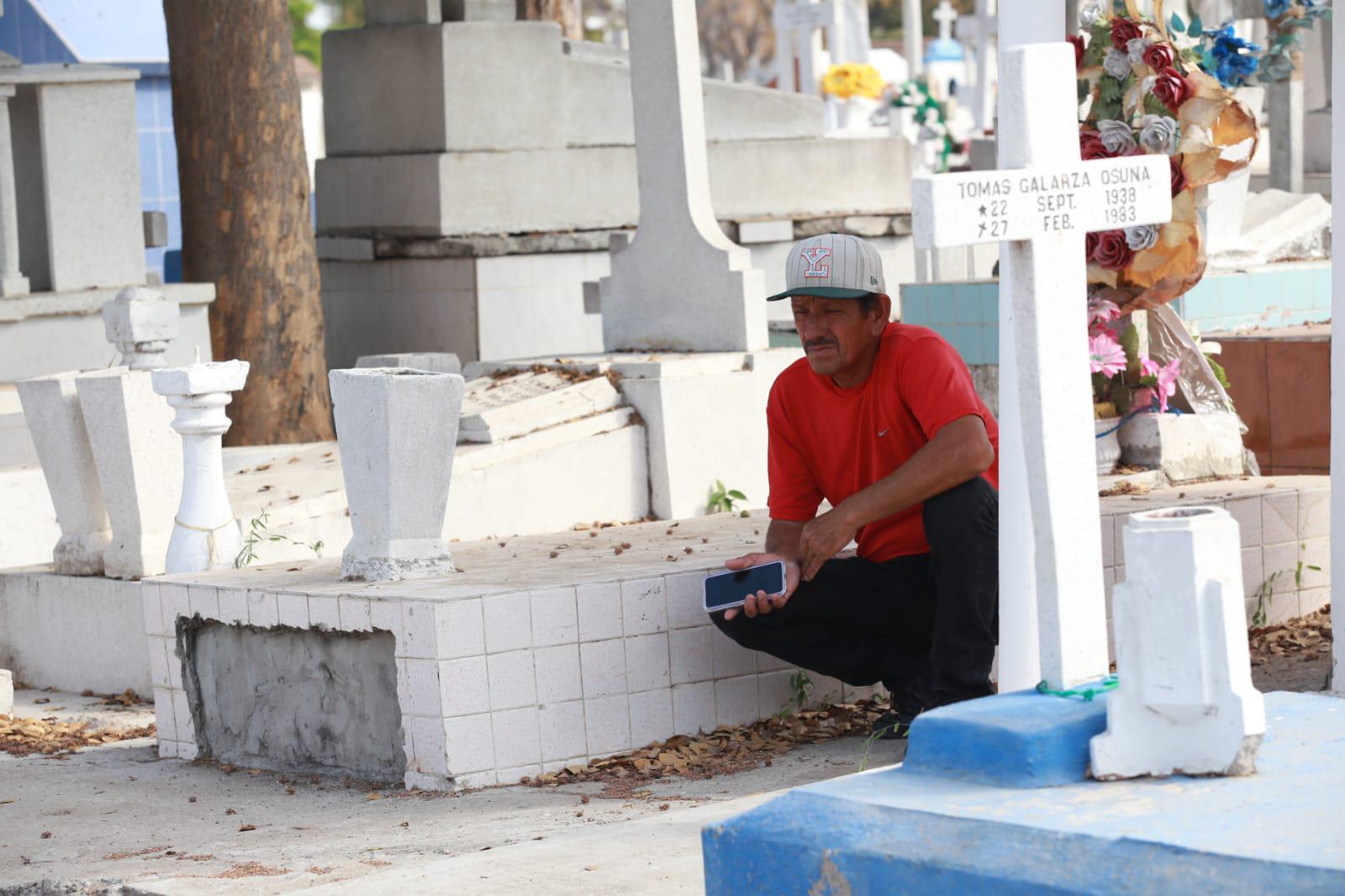 $!Recuerdan a los padres en su día en los panteones de Mazatlán