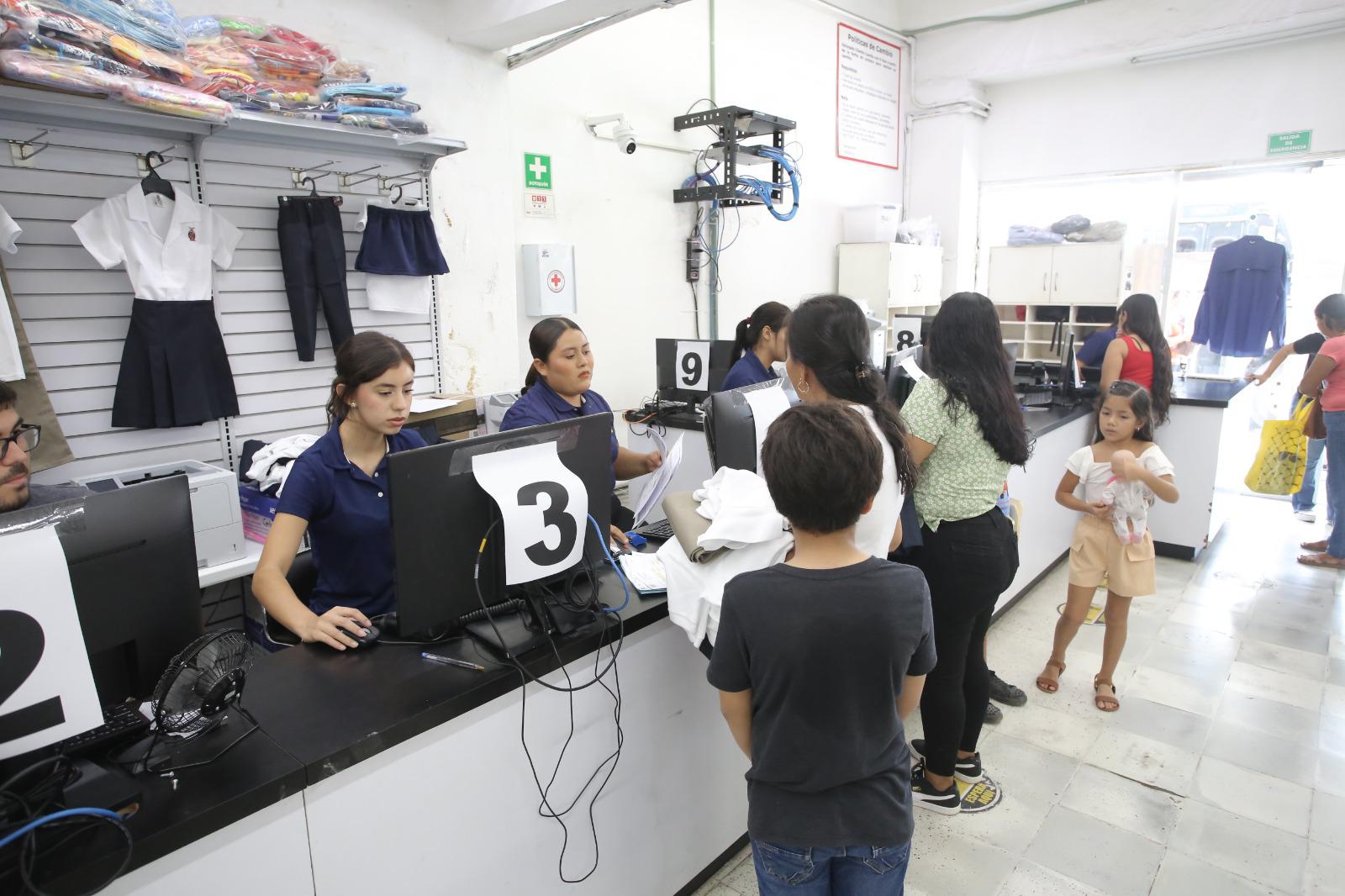 $!Arranca en Mazatlán el canje de uniformes y útiles con fluidez y sin aglomeraciones