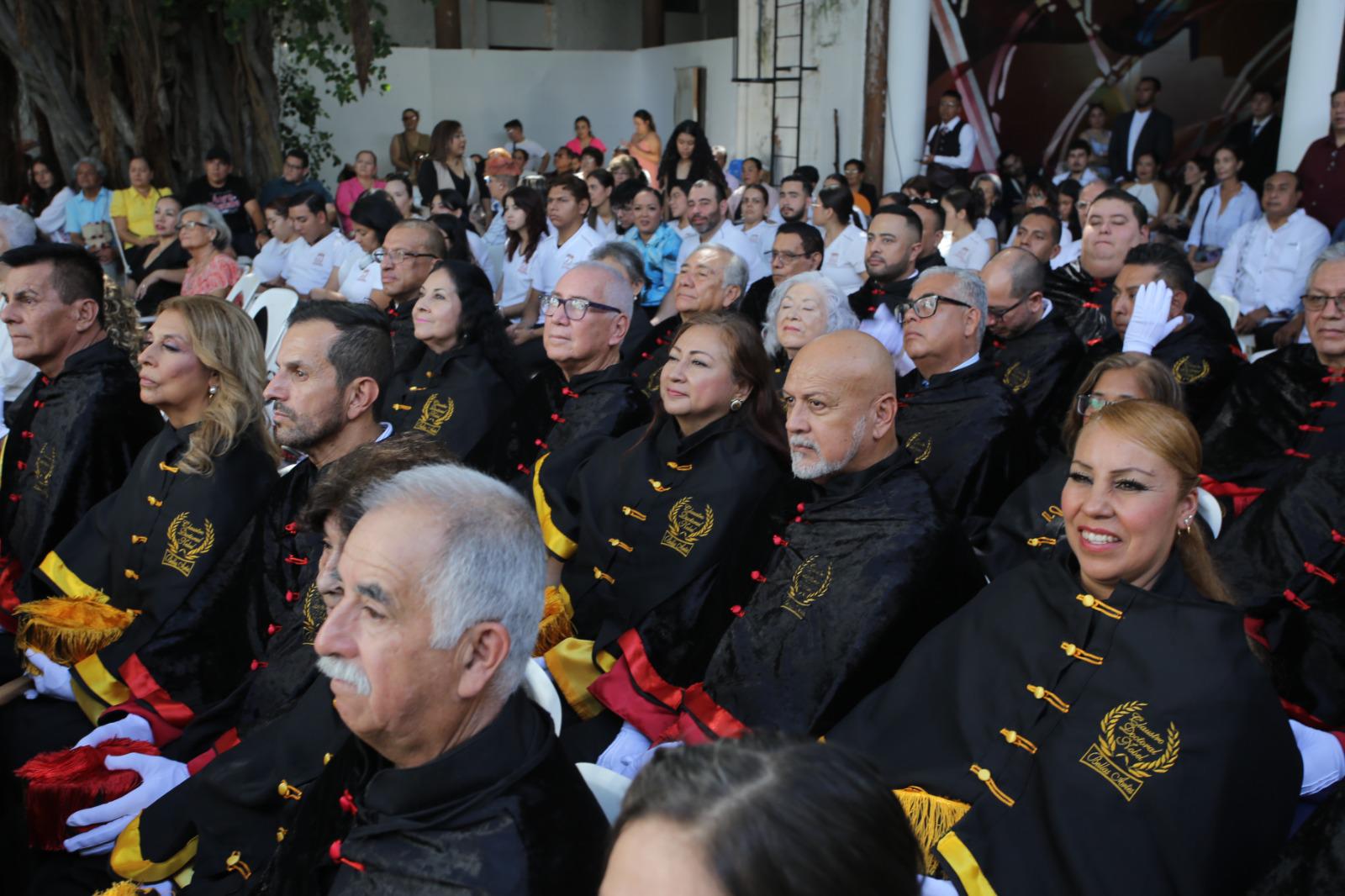 $!Reciben sinaloenses la investidura Doctor Honoris Causa y Doctor de Doctores