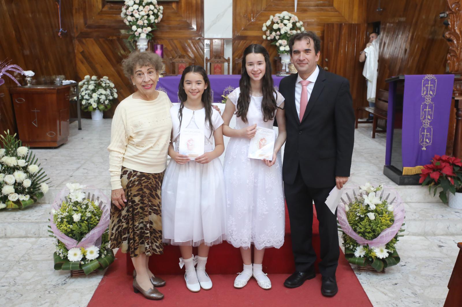 $!Alice y Eva entre su abuelita Josefina Urquidy Miranda y su papá, Jesús Humberto Torres Urquidy.