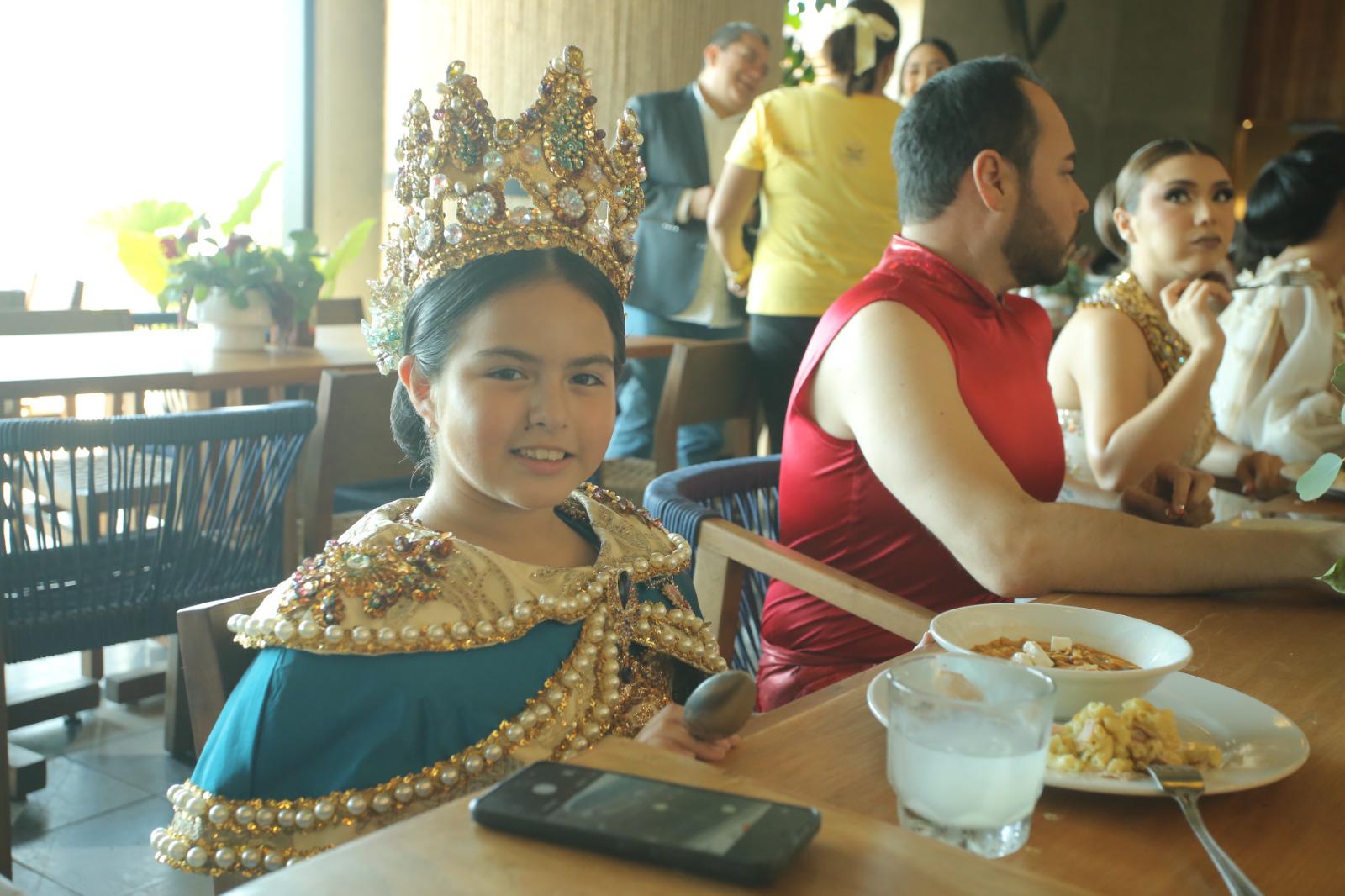 $!Noelia I, Reina de la Poesía del Carnaval 2025, disfruta de la comida.