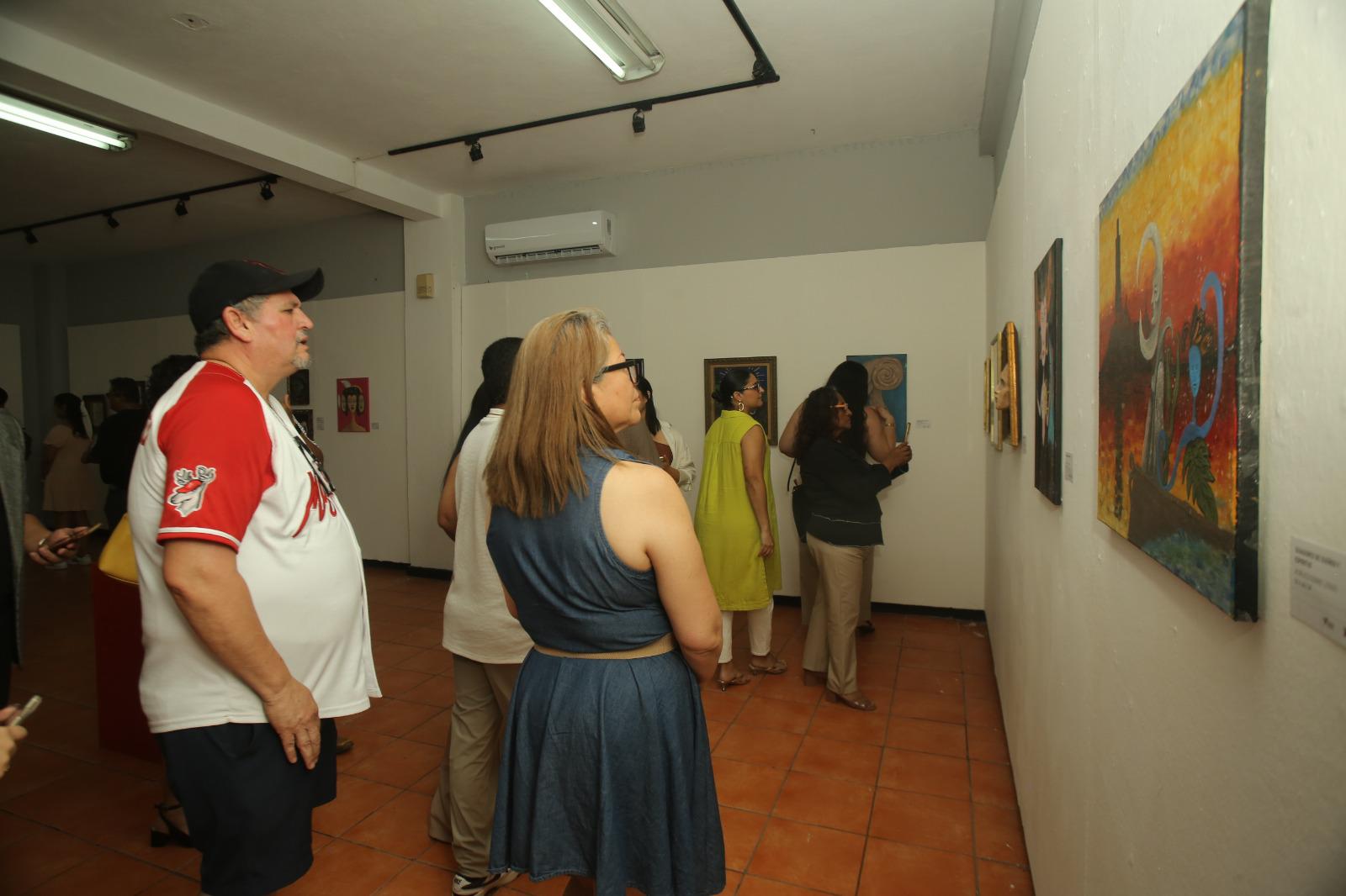 $!El público observa las obras de El jardín de los rostros híbridos, exposición que permanecerá abierta durante un mes y medio con entrada gratuita.