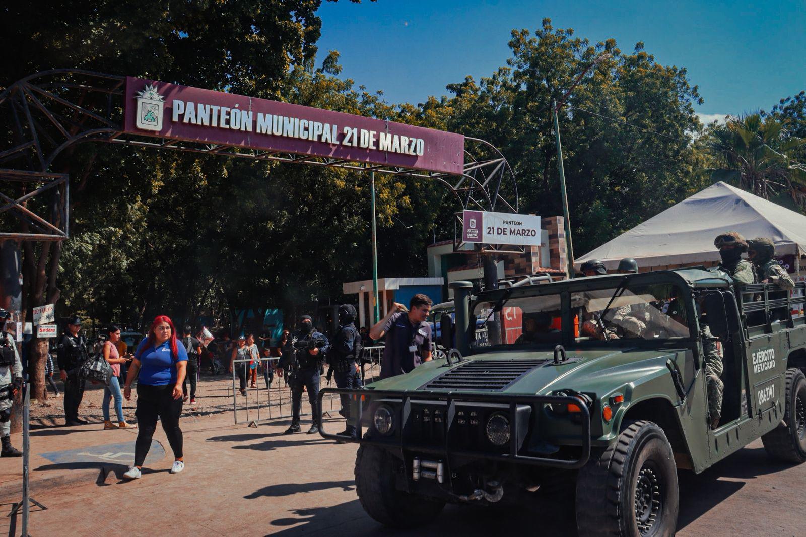 $!Culiacán inicia la celebración del Día de Muertos con flores y ofrendas en los panteones
