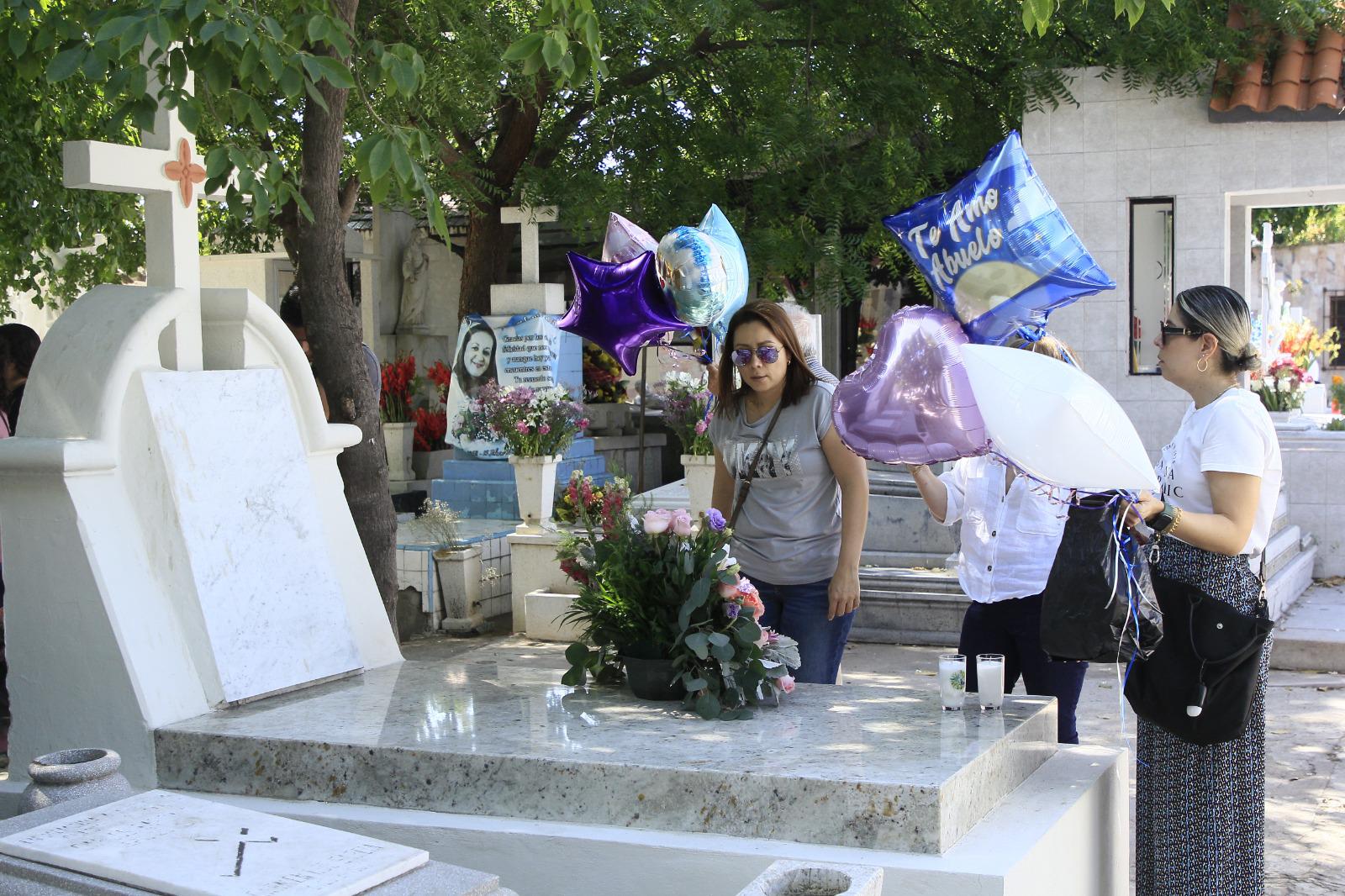 $!Panteones de Culiacán albergan reencuentros familiares en el Día de Muertos