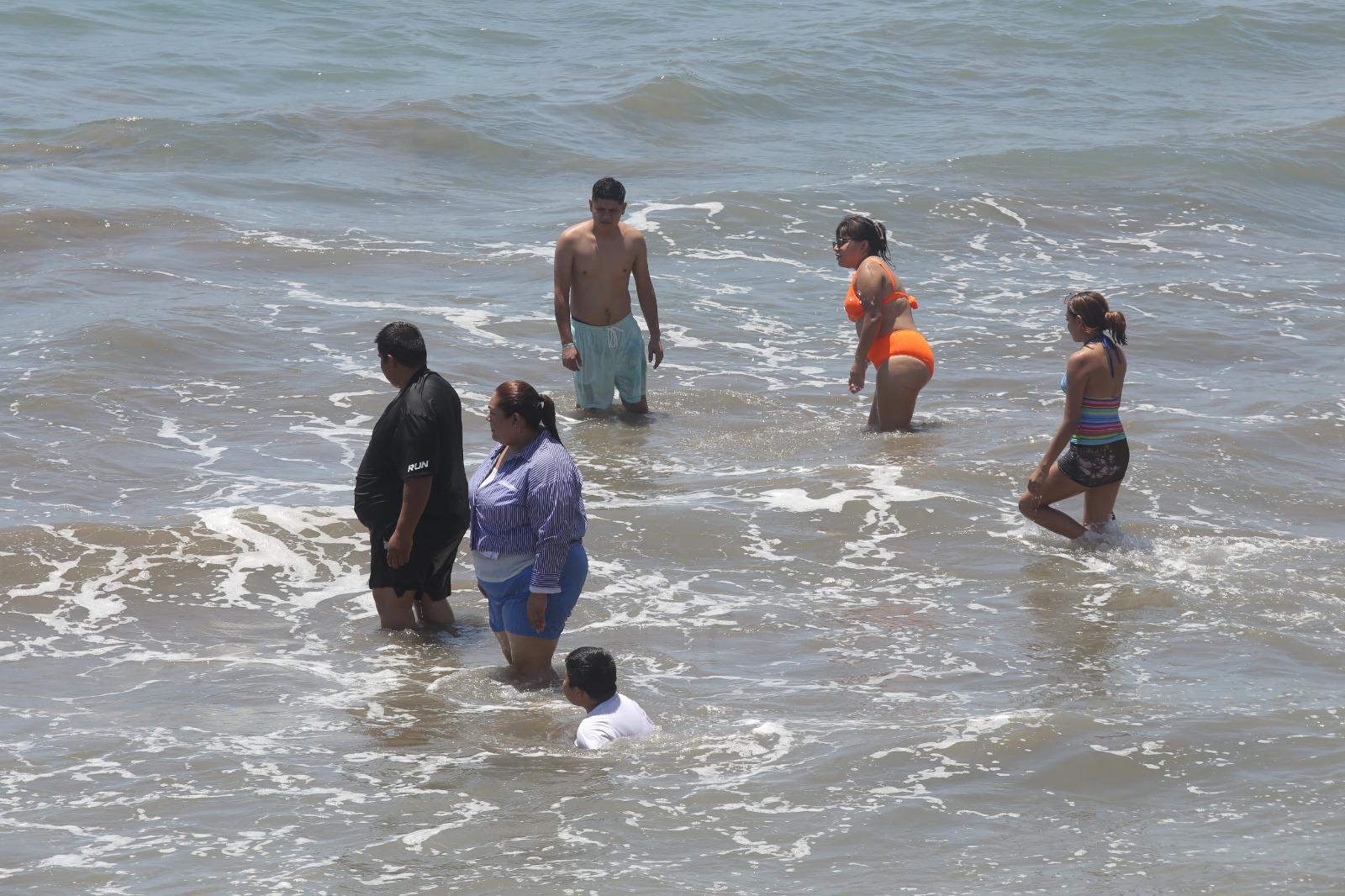$!Playas de Mazatlán registran constante afluencia de visitantes este sábado